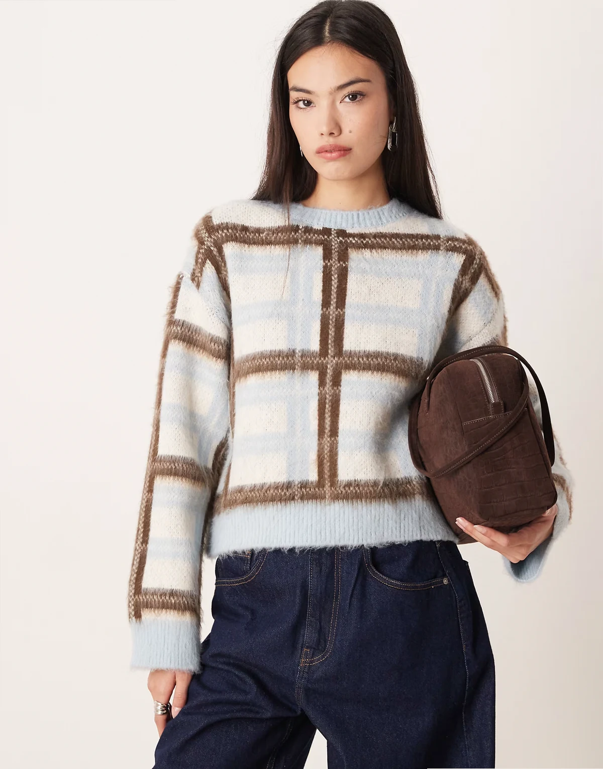 – Niebieski szczotkowany sweter oversize w kratę
