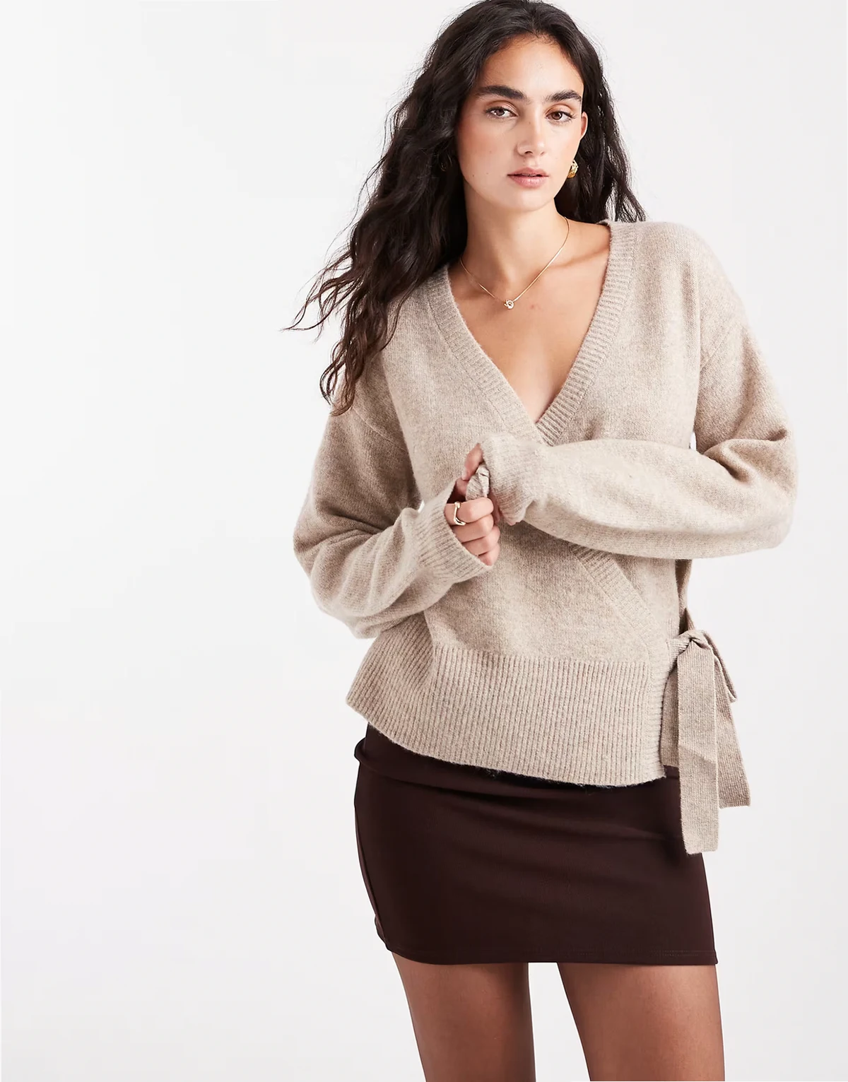 – Strickpullover in meliertem Taupe mit seitlichem Bindedetail