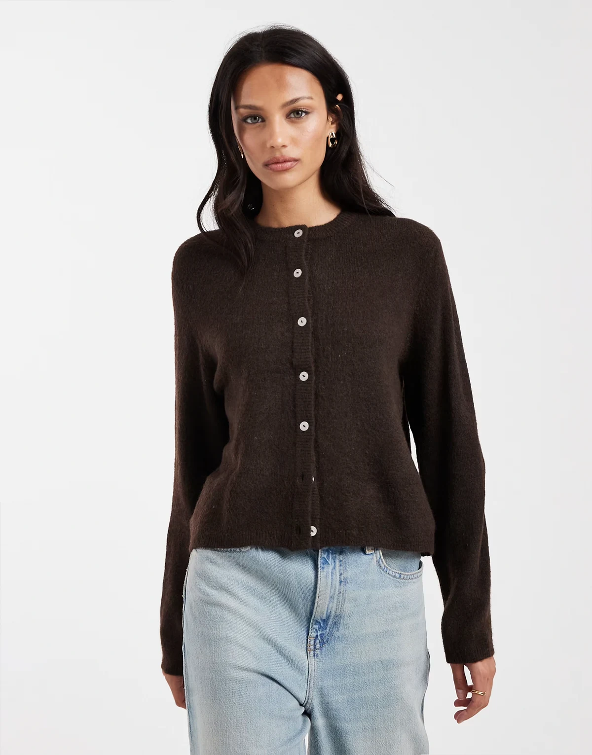 – Strickjacke in Dunkelbraun mit O-Ausschnitt