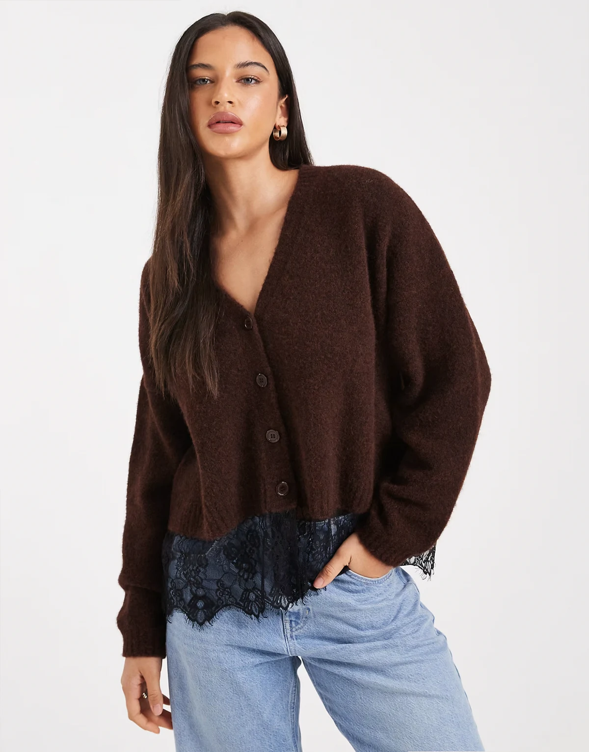 – Strickjacke in Schokobraun mit Spitzensaum