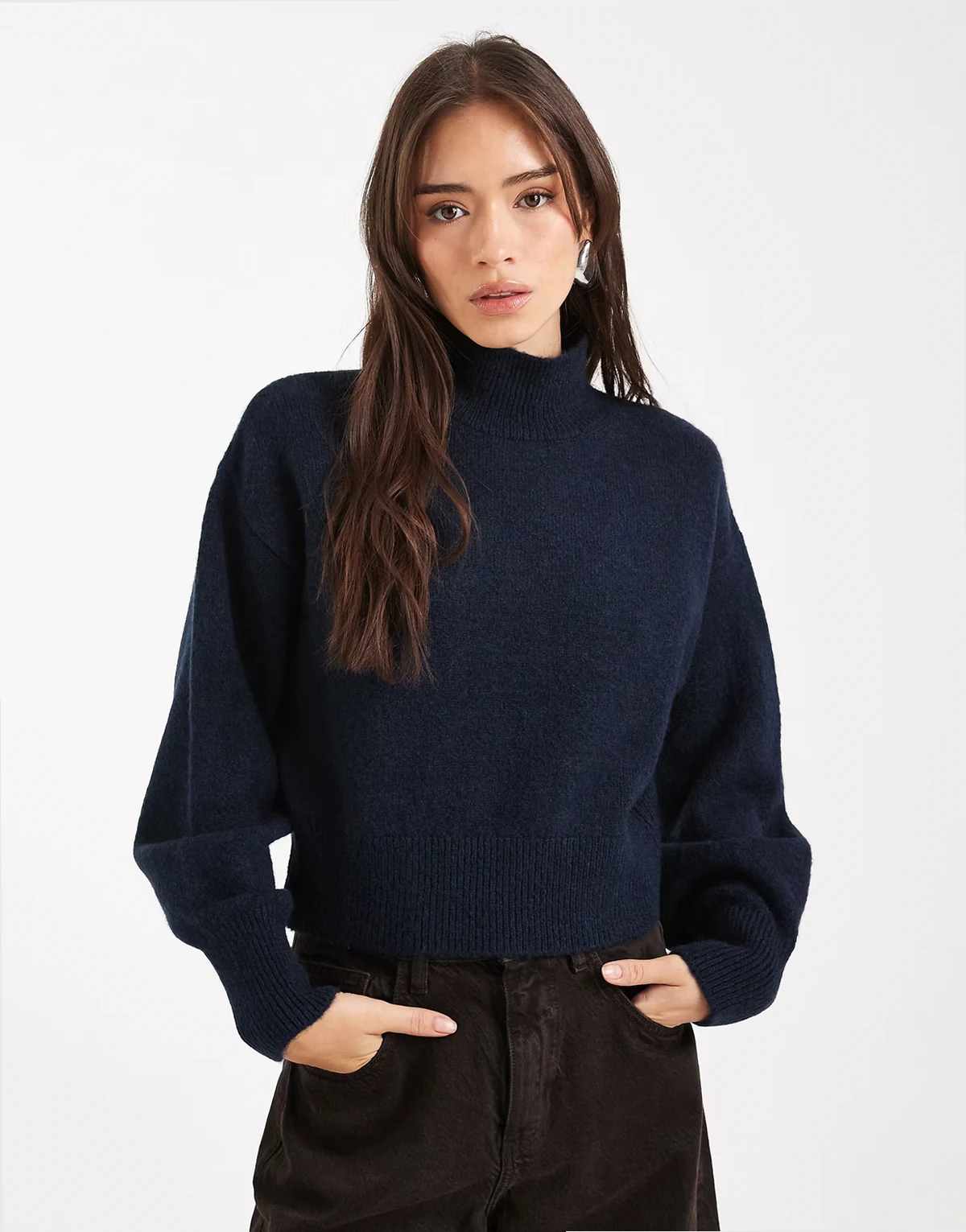 – Granatowy sweter z golfem
