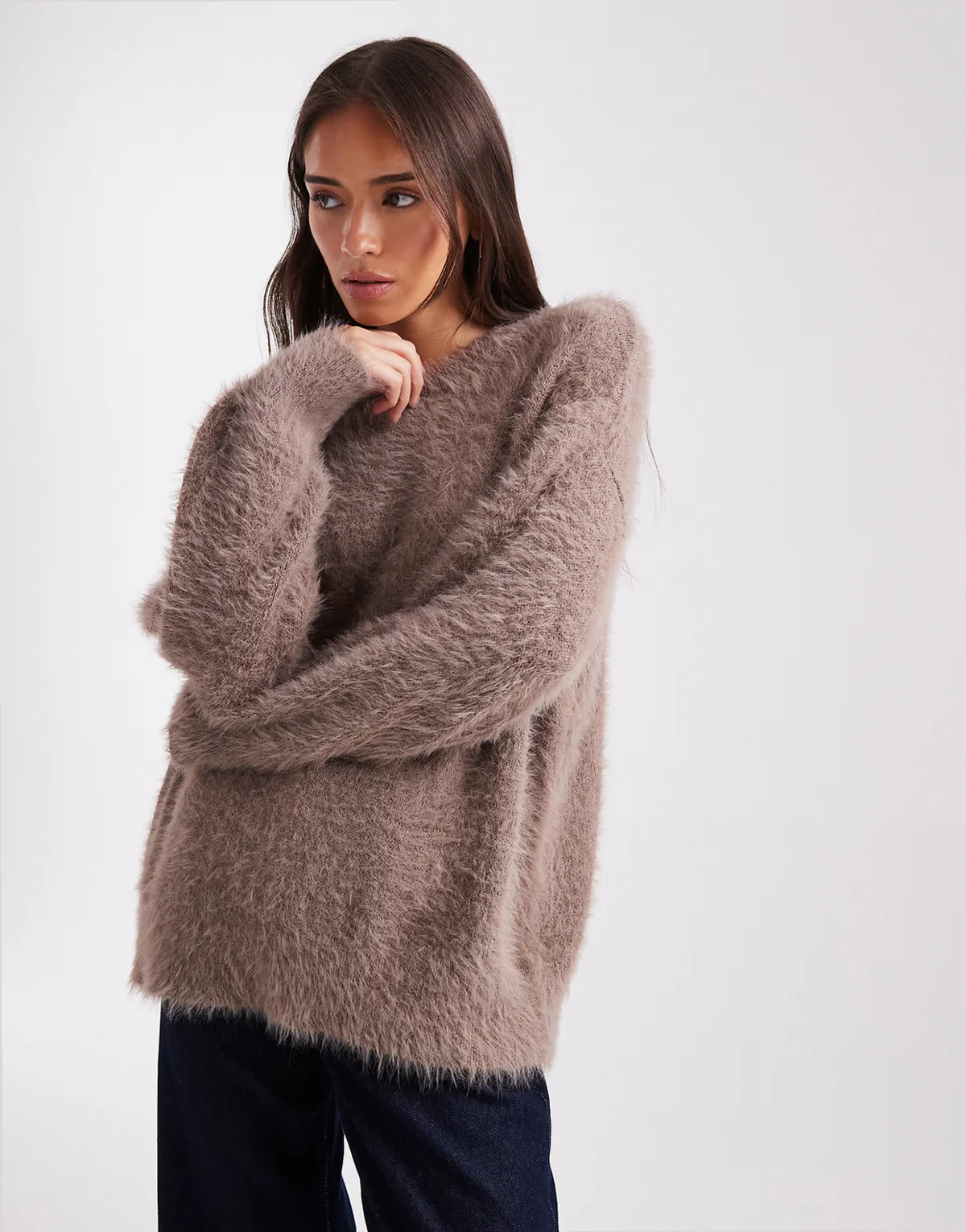 – Sweter oversize z włochatej przędzy w kolorze mokki