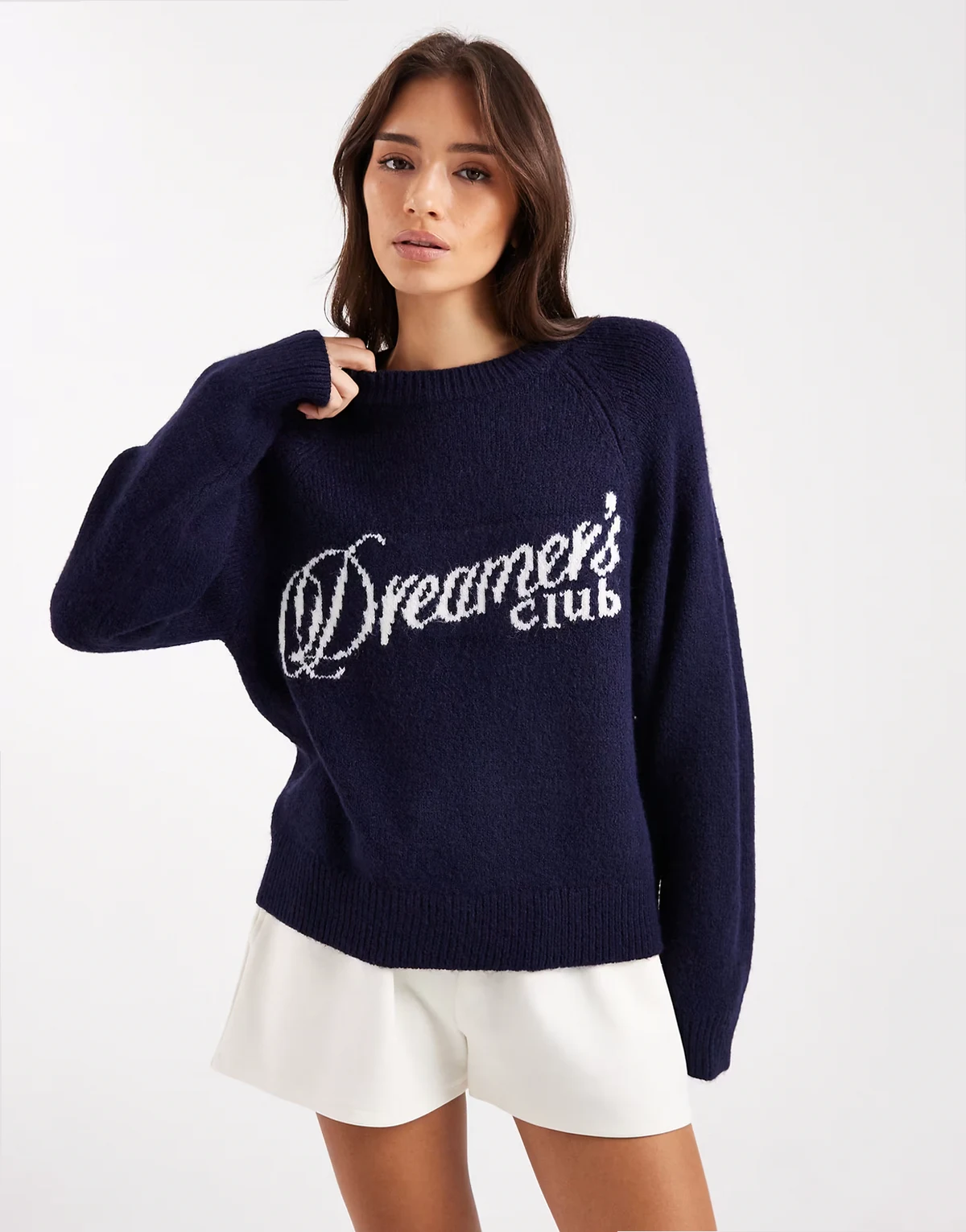 – Granatowy domowy sweter z napisem Dreamers