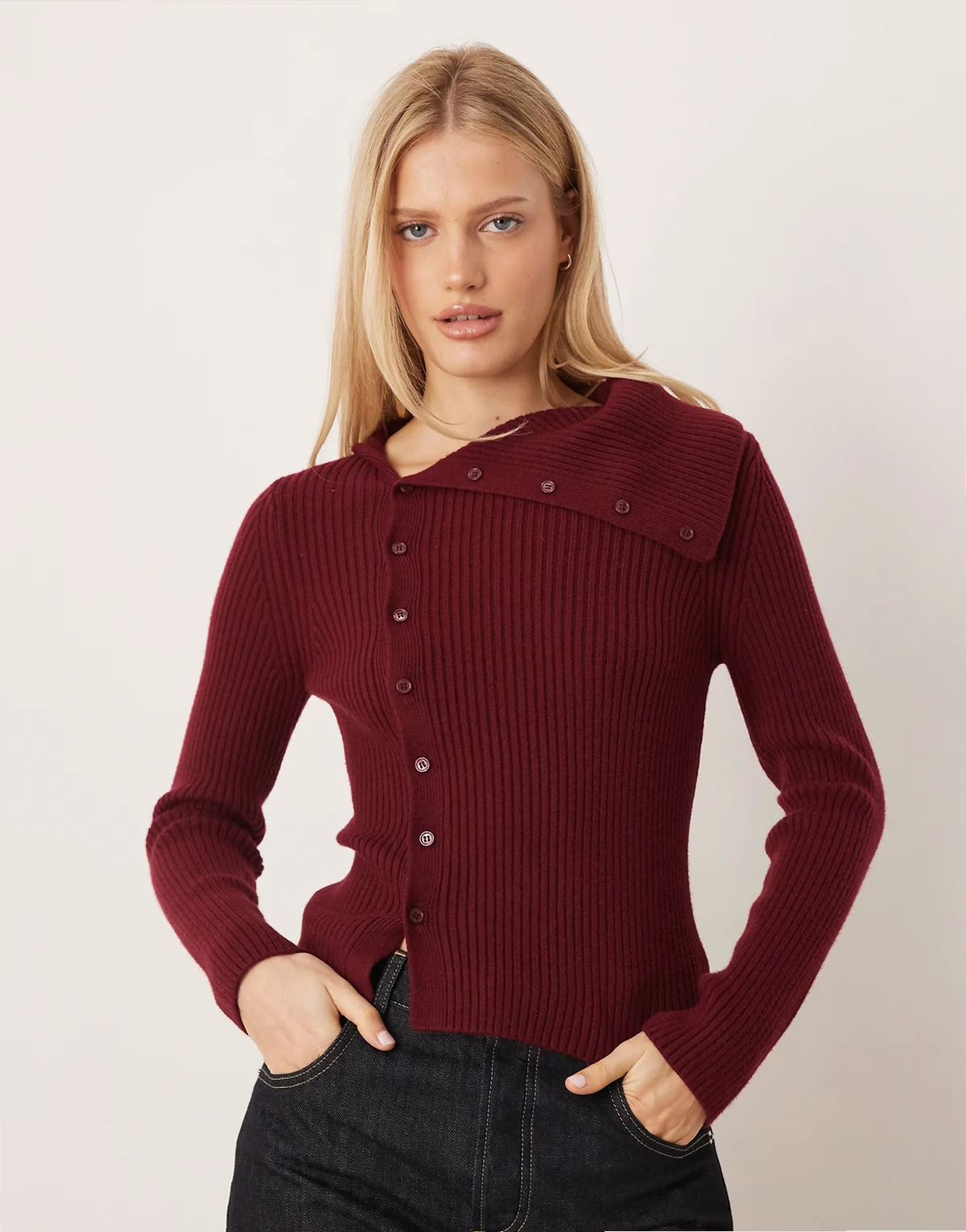– Pullover in Burgunderrot mit asymmetrischer Knopfleiste