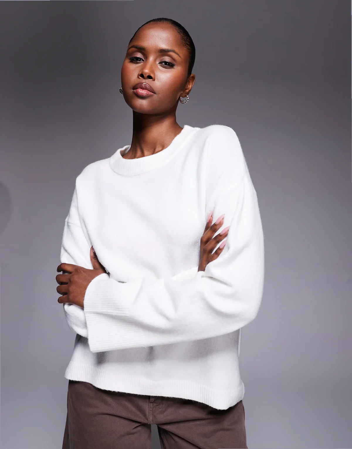 – Kremowy dzianinowy sweter z okrągłym dekoltem