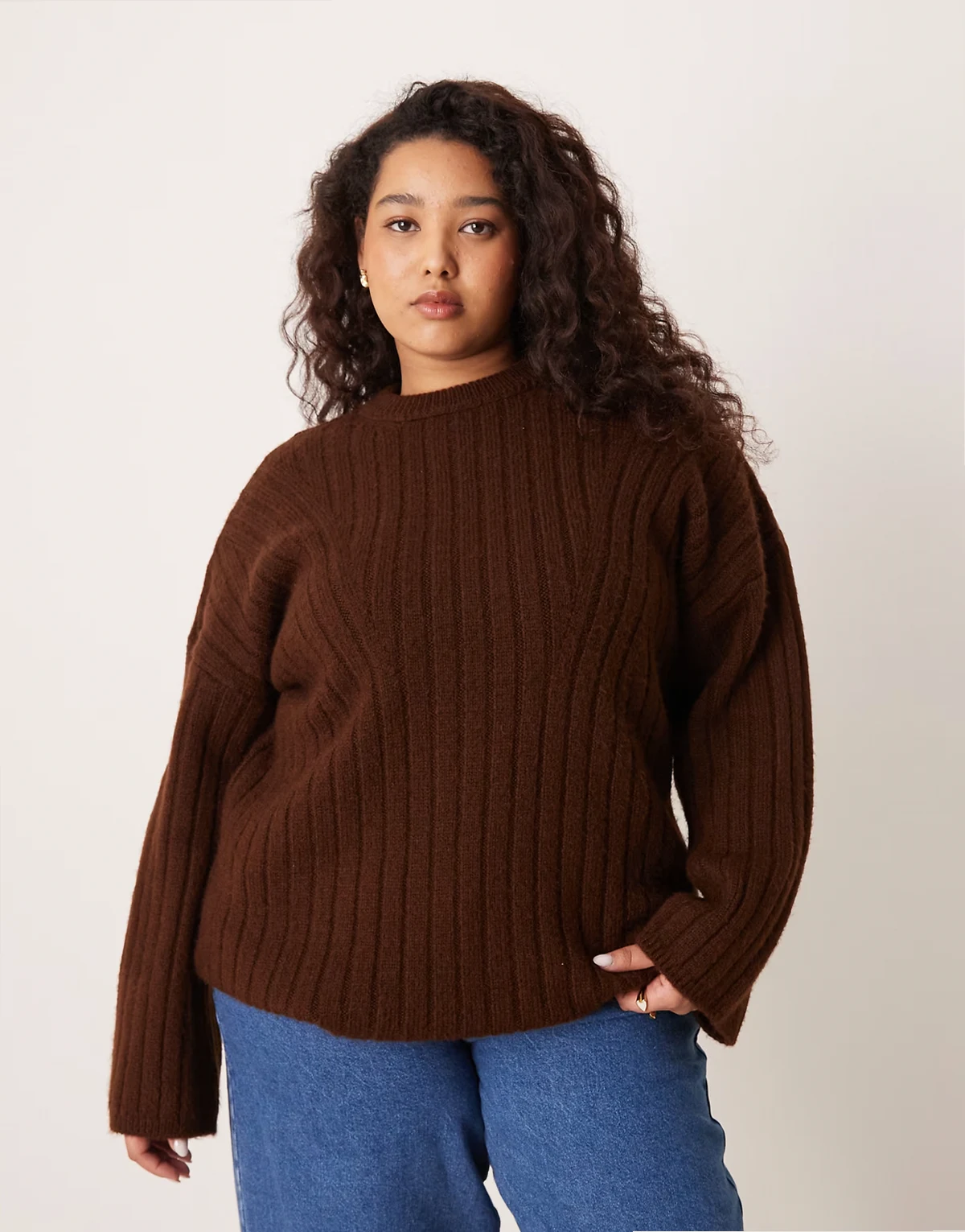 ASOS DESIGN Curve – Brązowy prążkowany długi sweter z okrągłym dekoltem