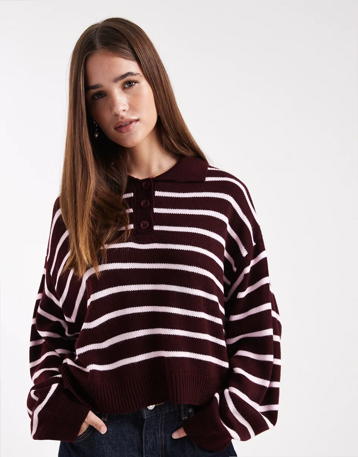 – Gestreifter Strickpullover in Burgunderrot und Rosa mit Polokragen