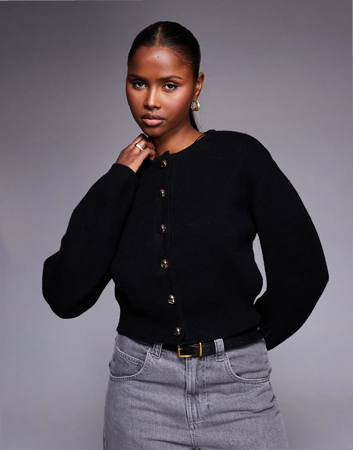 – Strickjacke in Schwarz mit Strukturärmeln