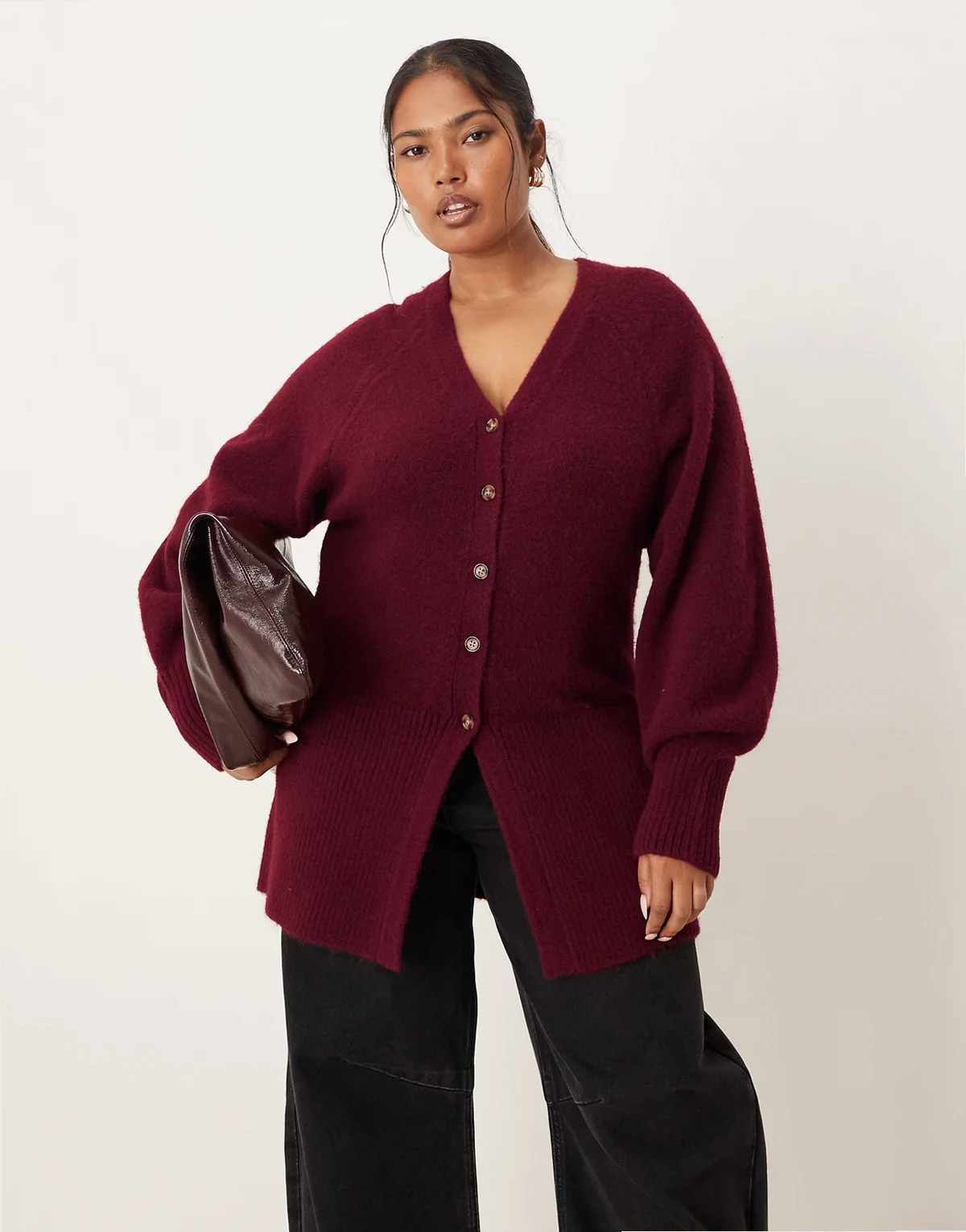 ASOS DESIGN Curve – Bordowy kardigan z puszystej przędzy o wydłużonym fasonie z dekoltem w szpic  i ozdobną talią