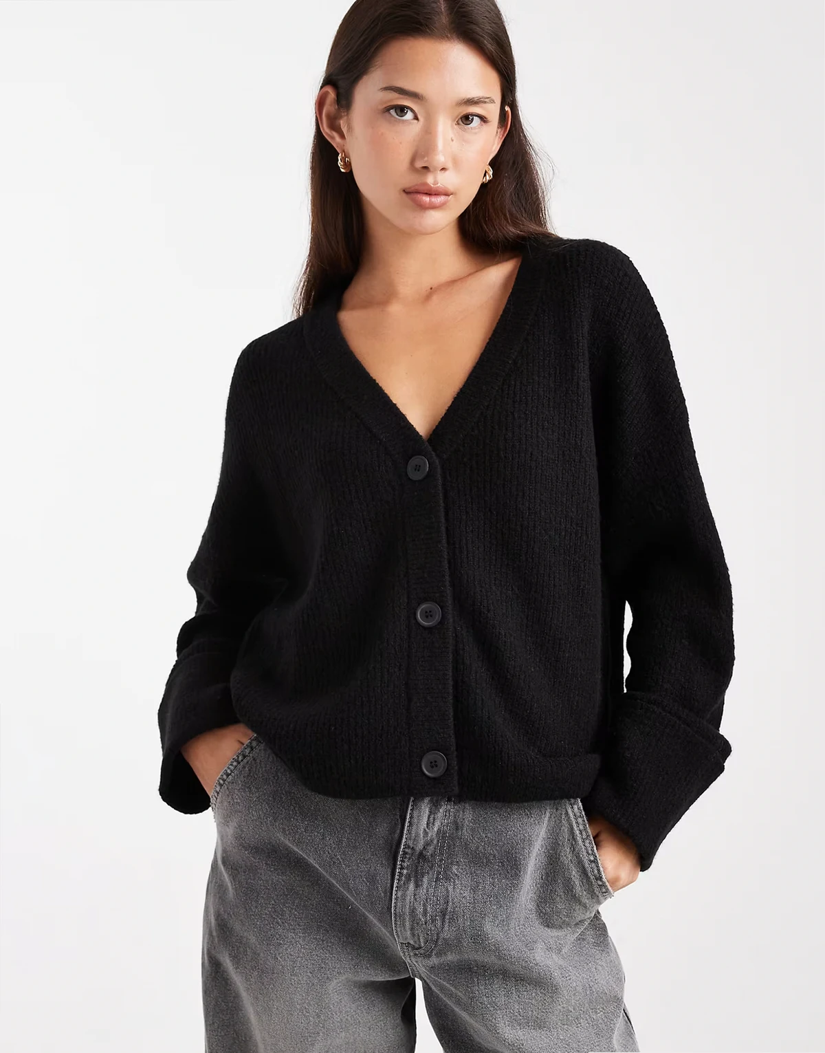 – Strickjacke in Schwarz mit breiten Bündchen und V-Ausschnitt