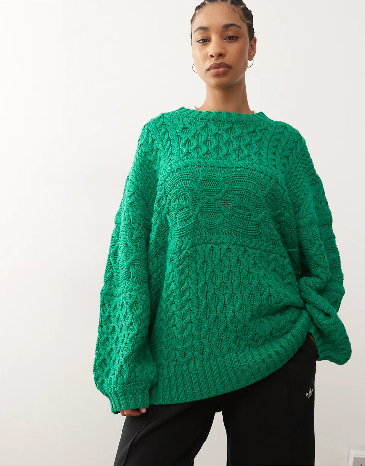 – Oversize-Pullover aus schwerem Stoff in verwaschenem Grün mit Zopfmuster