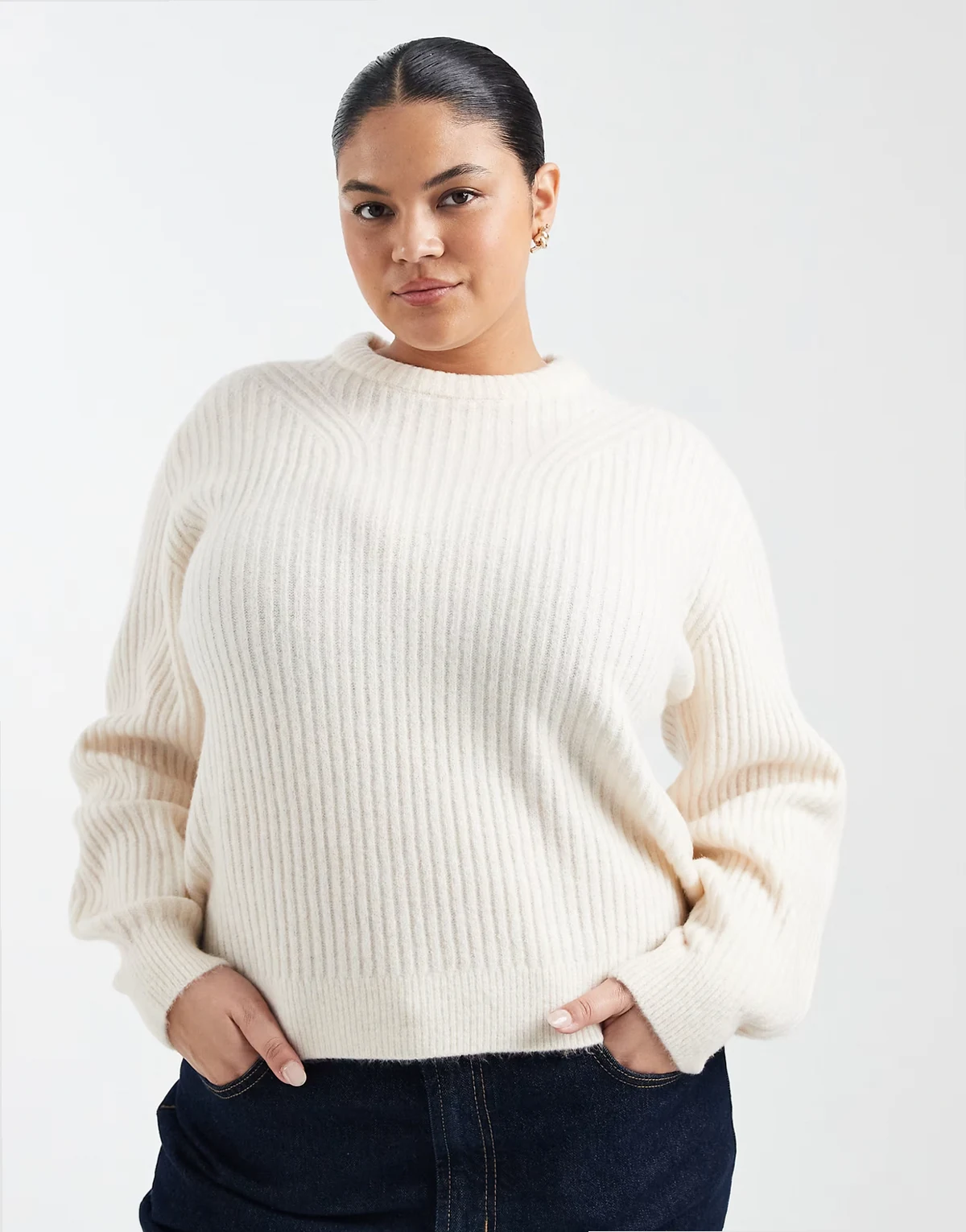 ASOS DESIGN Curve – Kremowy prążkowany sweter z okrągłym dekoltem