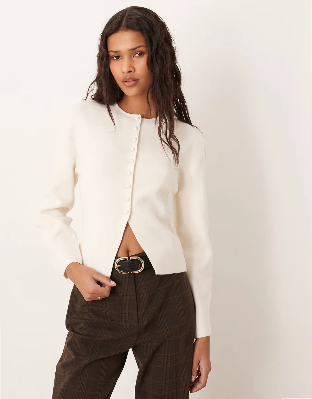 – Geformte Strickjacke aus kompaktem Material in Cremeweiß