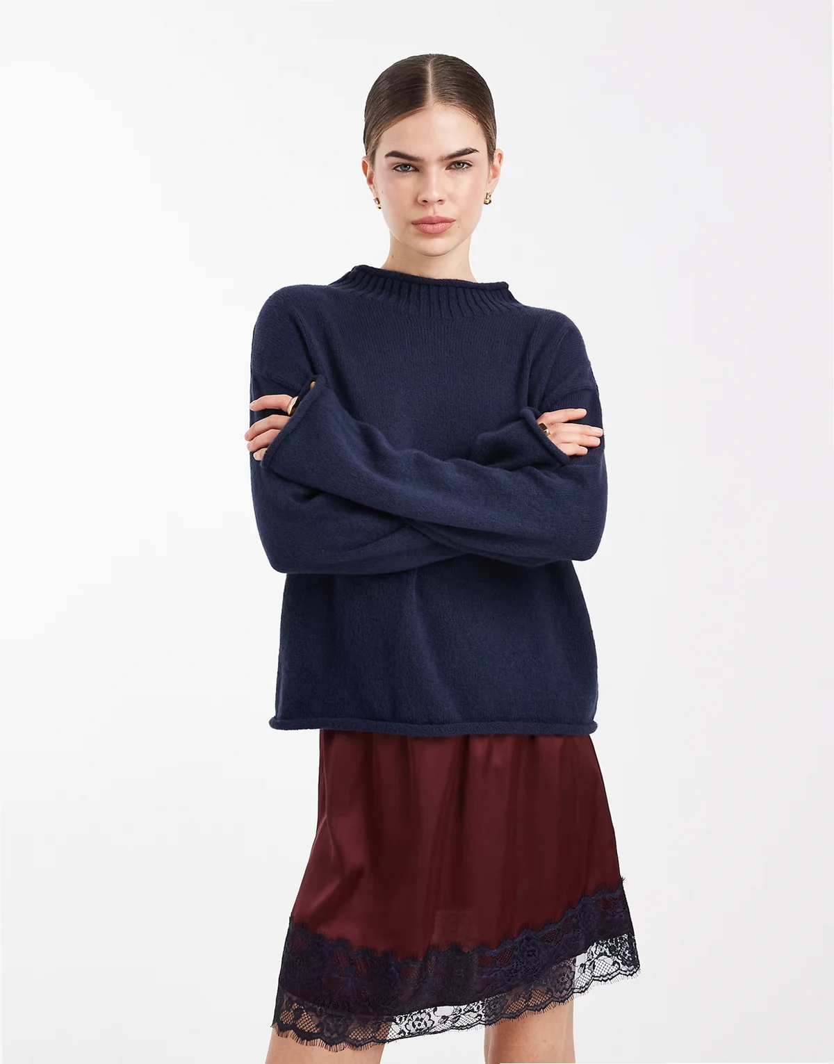 – Granatowy sweter dzianinowy z zabudowanym dekoltem