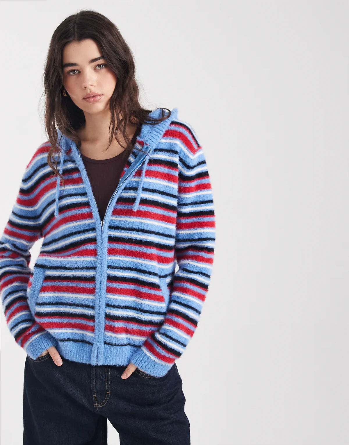 – Flauschiger Strickpullover in Blau und Rot gestreift mit durchgehendem Reißverschluss und Kapuze