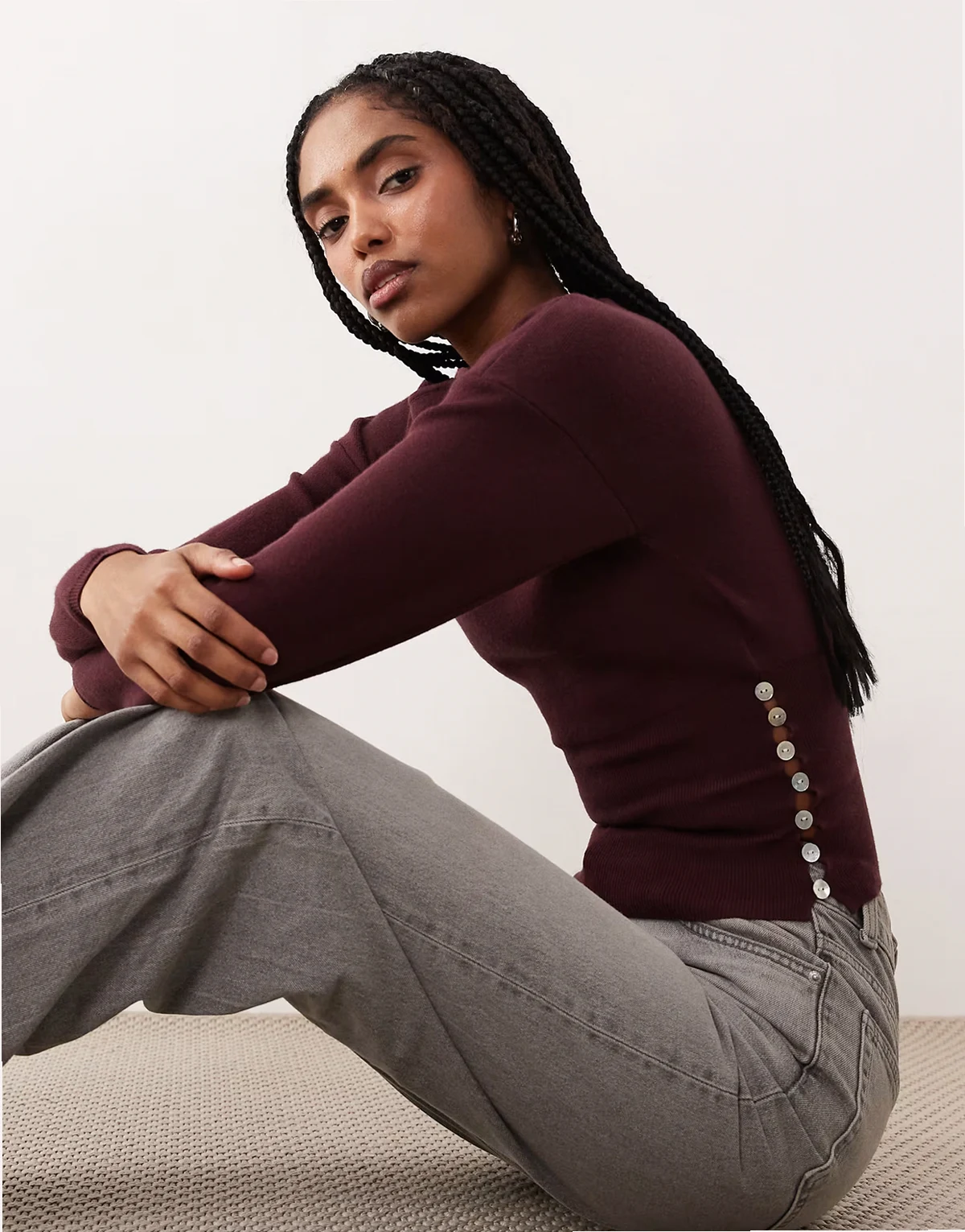 – Elira – Pullover in Pflaume mit U-Boot-Ausschnitt und Knopfdetail