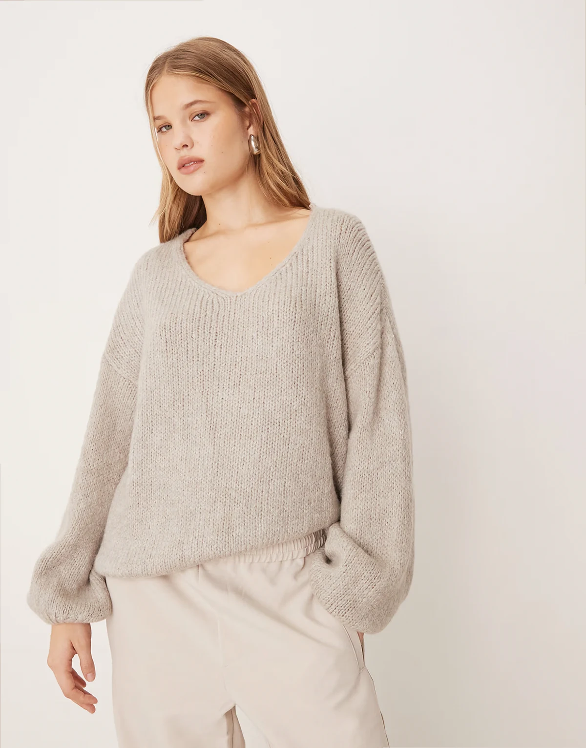 – Szarobeżowy dwustronny sweter z dzianiny oversize