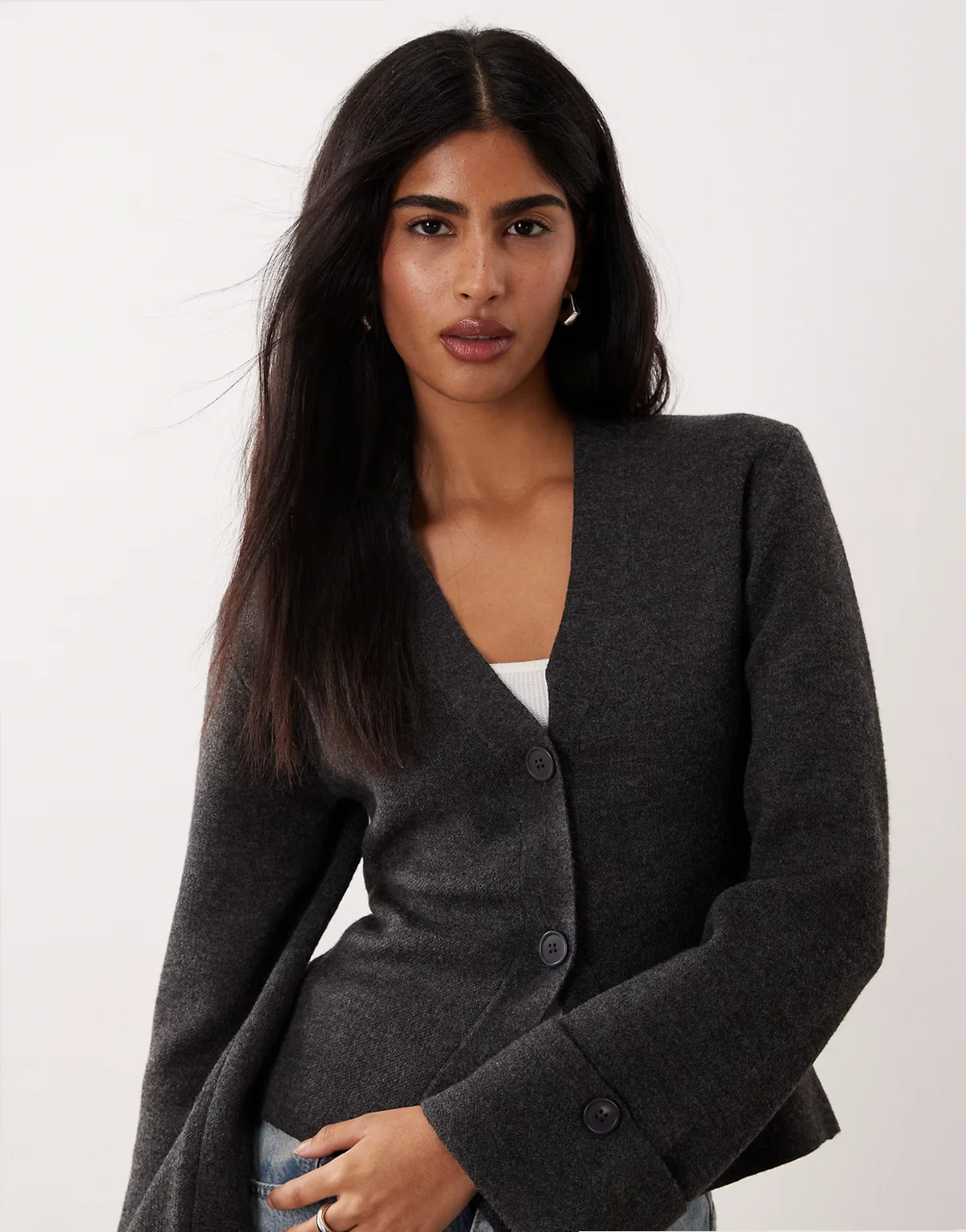 – Langärmlige, geformte Strickjacke in meliertem Dunkelgrau