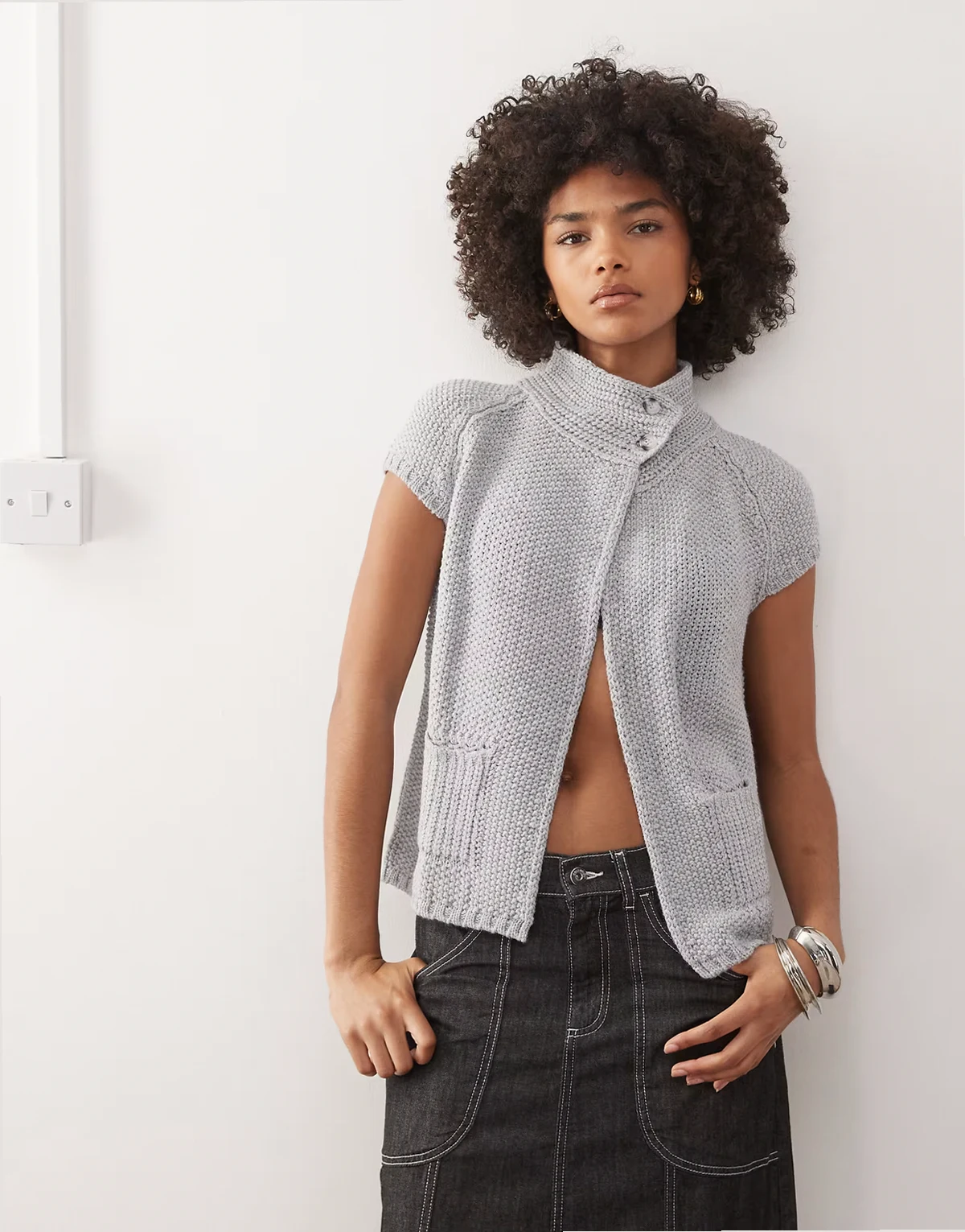 – Offene Strickjacke in Grau mit Stehkragen und Waffelstruktur