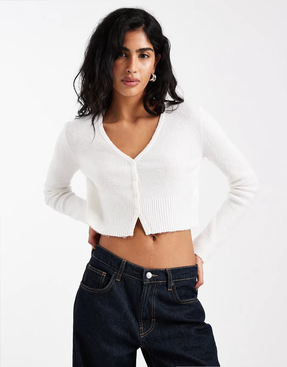 – Flauschige Cropped-Strickjacke in Cremeweiß