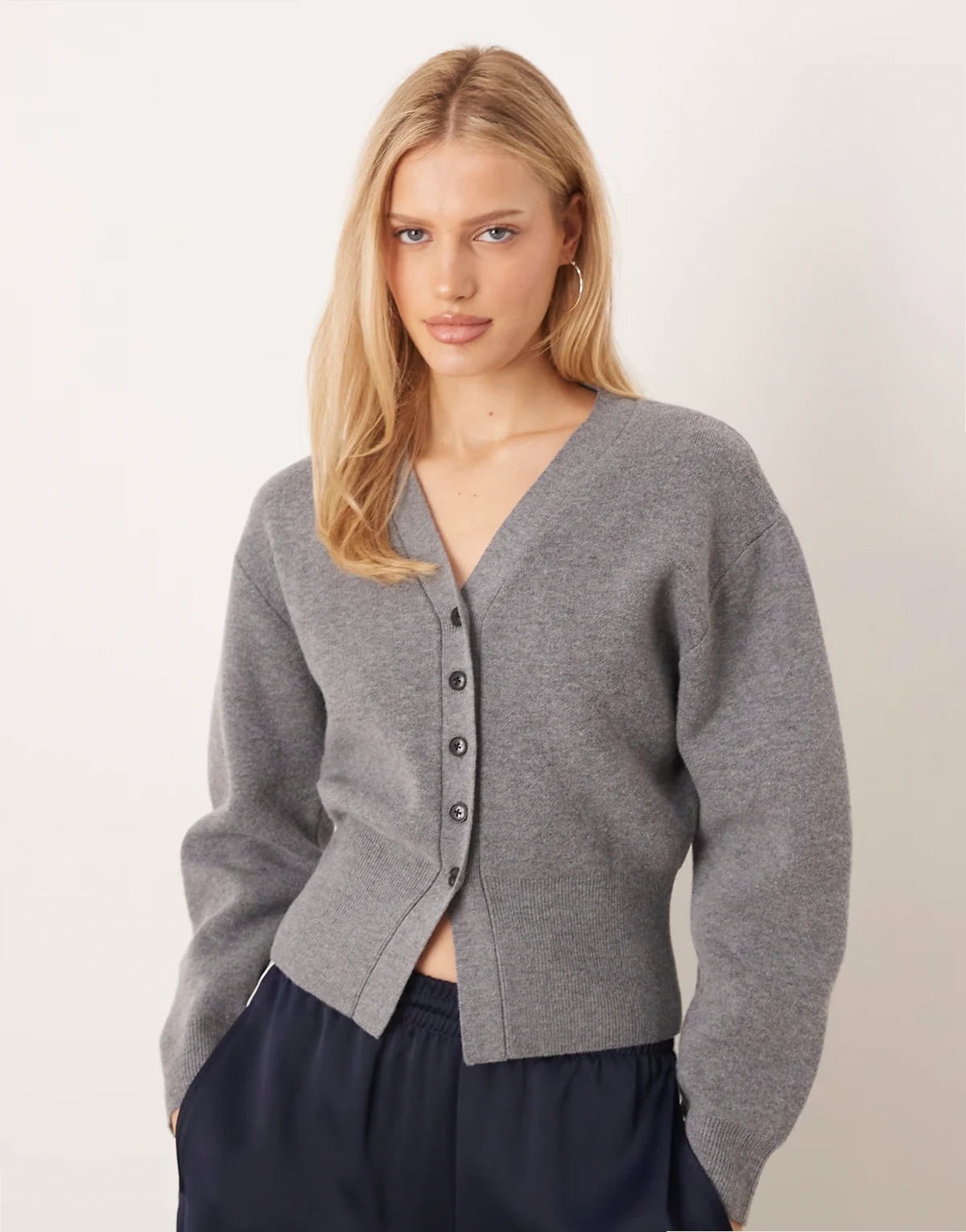 – Geformte Strickjacke in Grau mit V-Ausschnitt