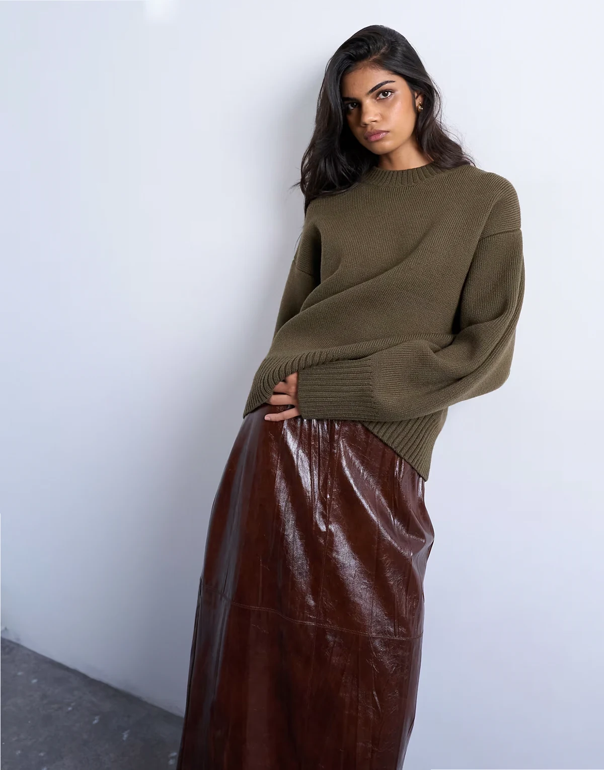 – Gruby sweter z w kolorze khaki z okrągłym dekoltem
