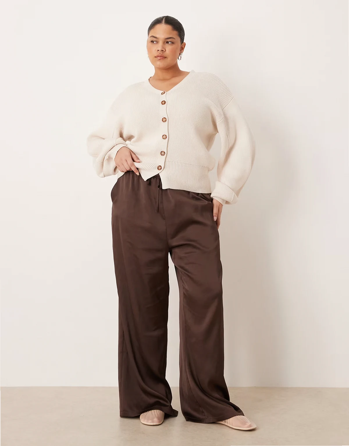 ASOS DESIGN Curve – Kremowy profilowany kardigan zwężany w talii