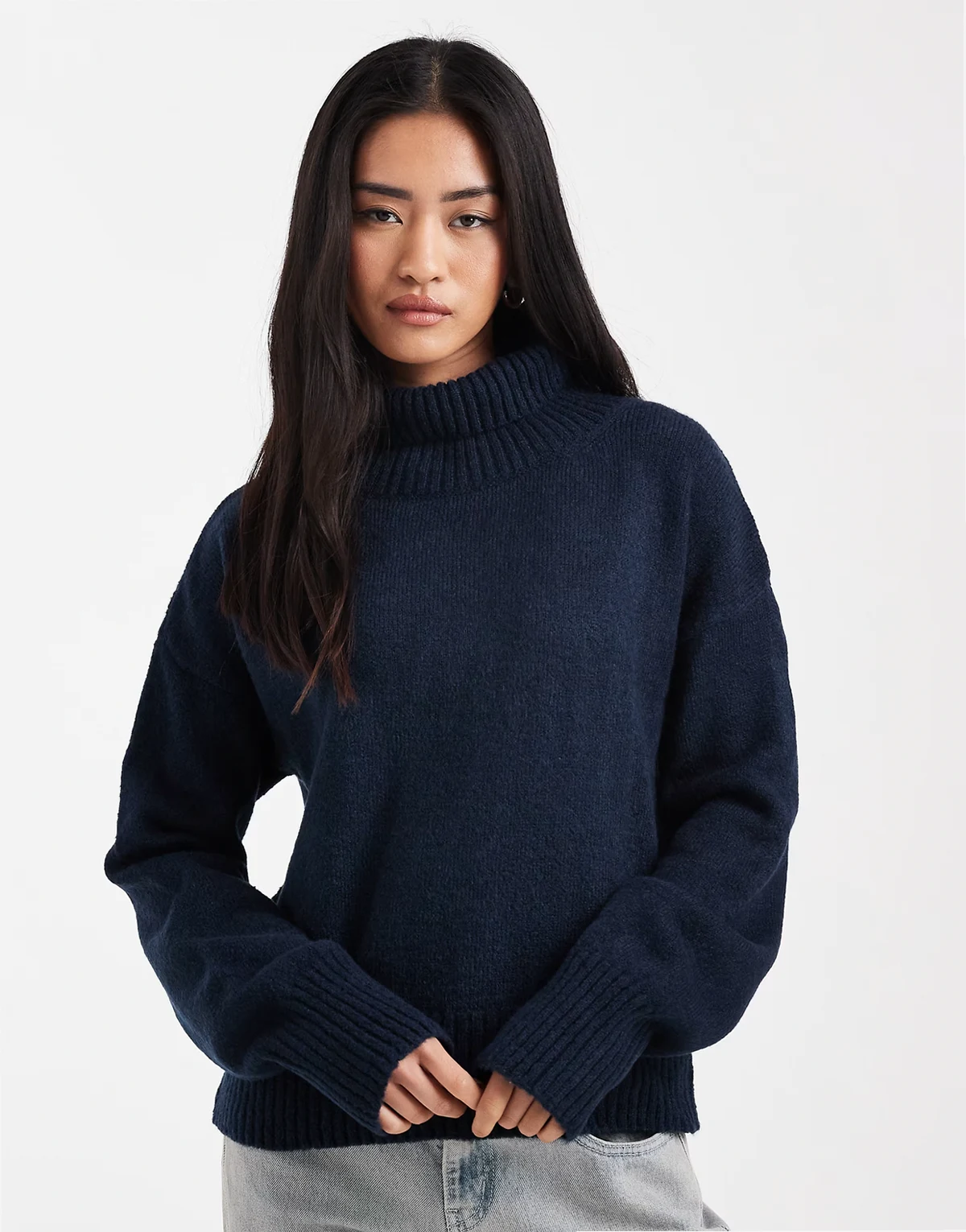 – Granatowy sweter z golfem