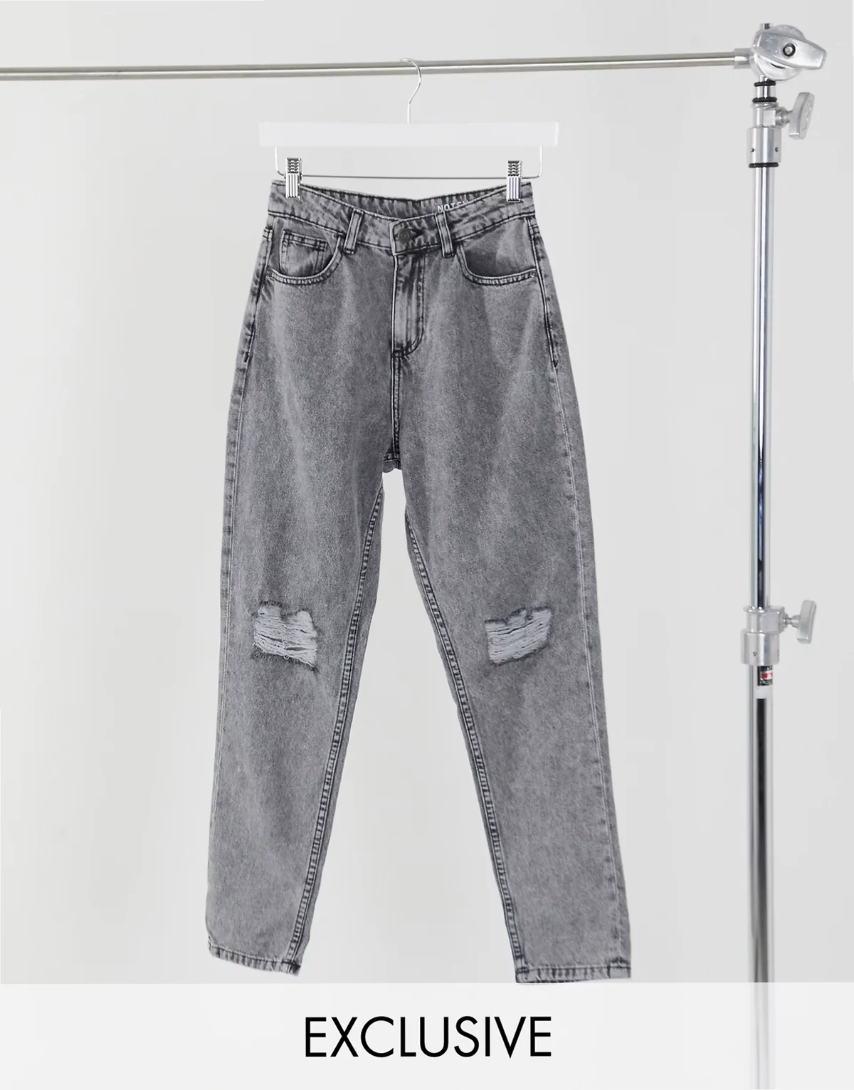 – Exclusive – Mom-Jeans mit hoher Taille und Destroyed-Kniedetail aus hellgrauem Denim