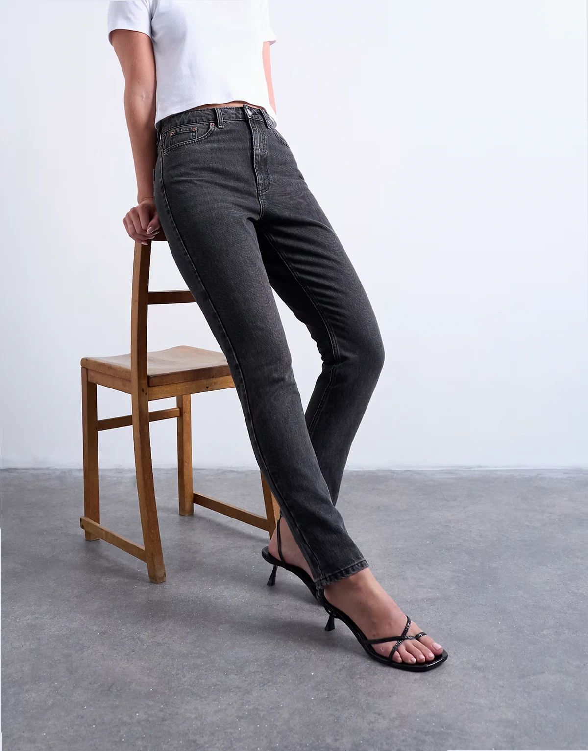 Original high rise mom jean in washed black