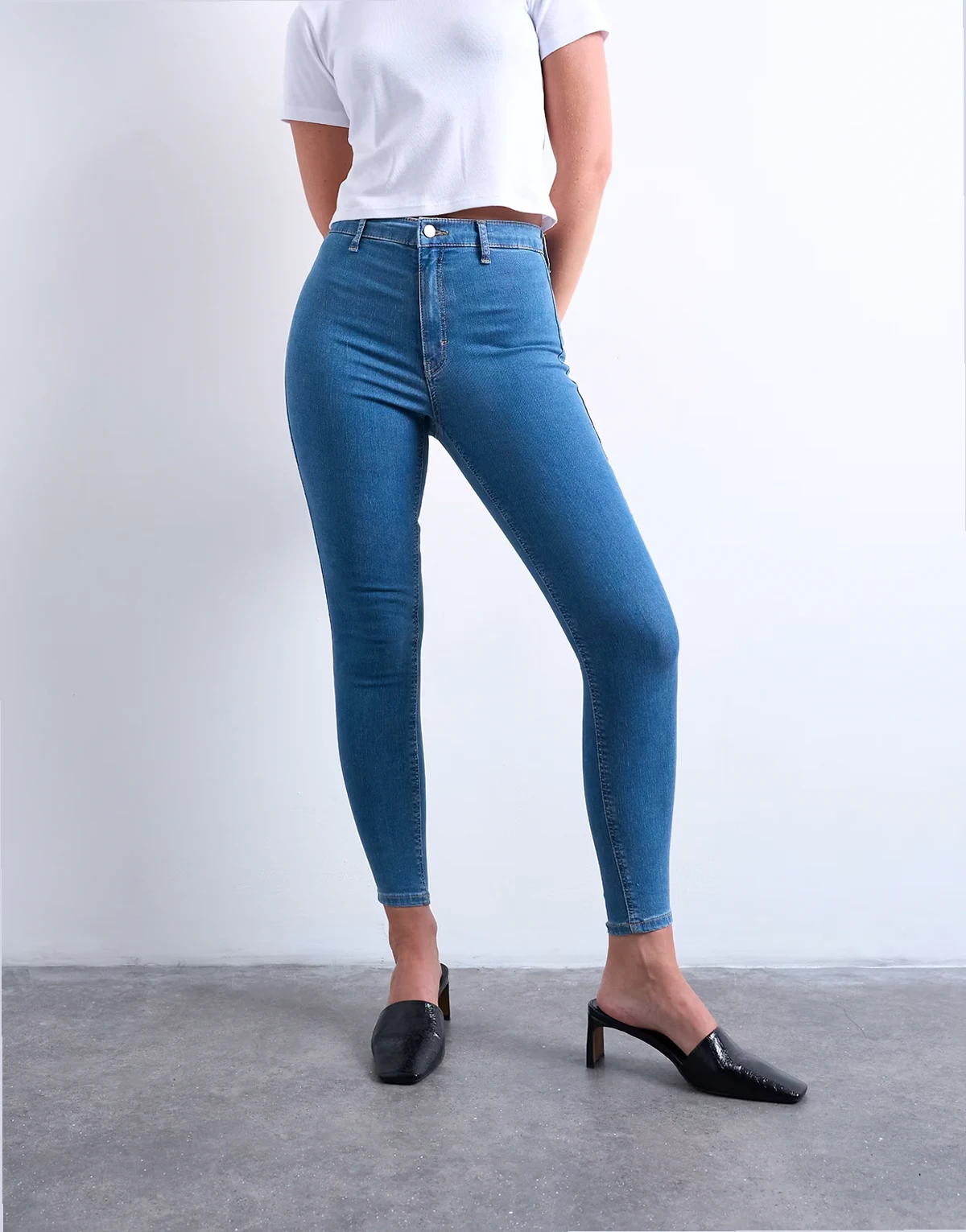 – Joni – Sehr eng geschnittene Jeans in Mittelblau mit hohem Bund
