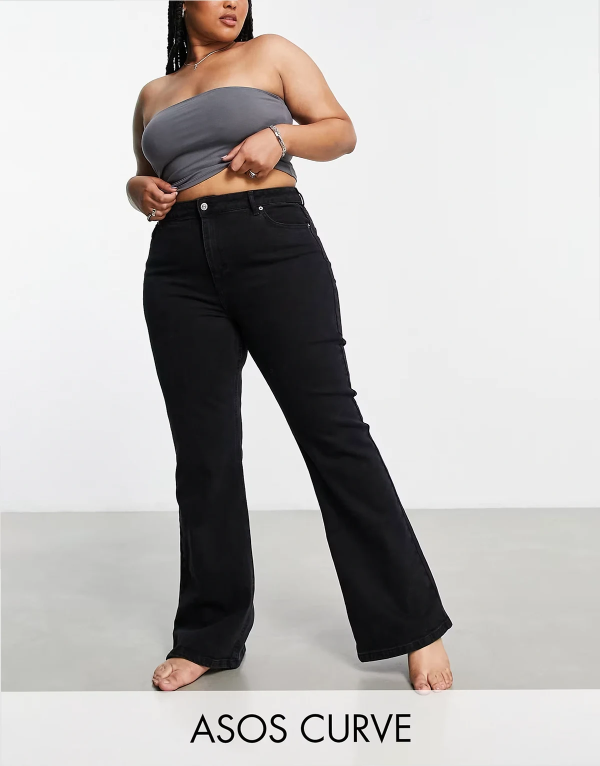 ASOS DESIGN Curve – Schlagjeans in verwaschenem Schwarz mit mittelhohem Bund