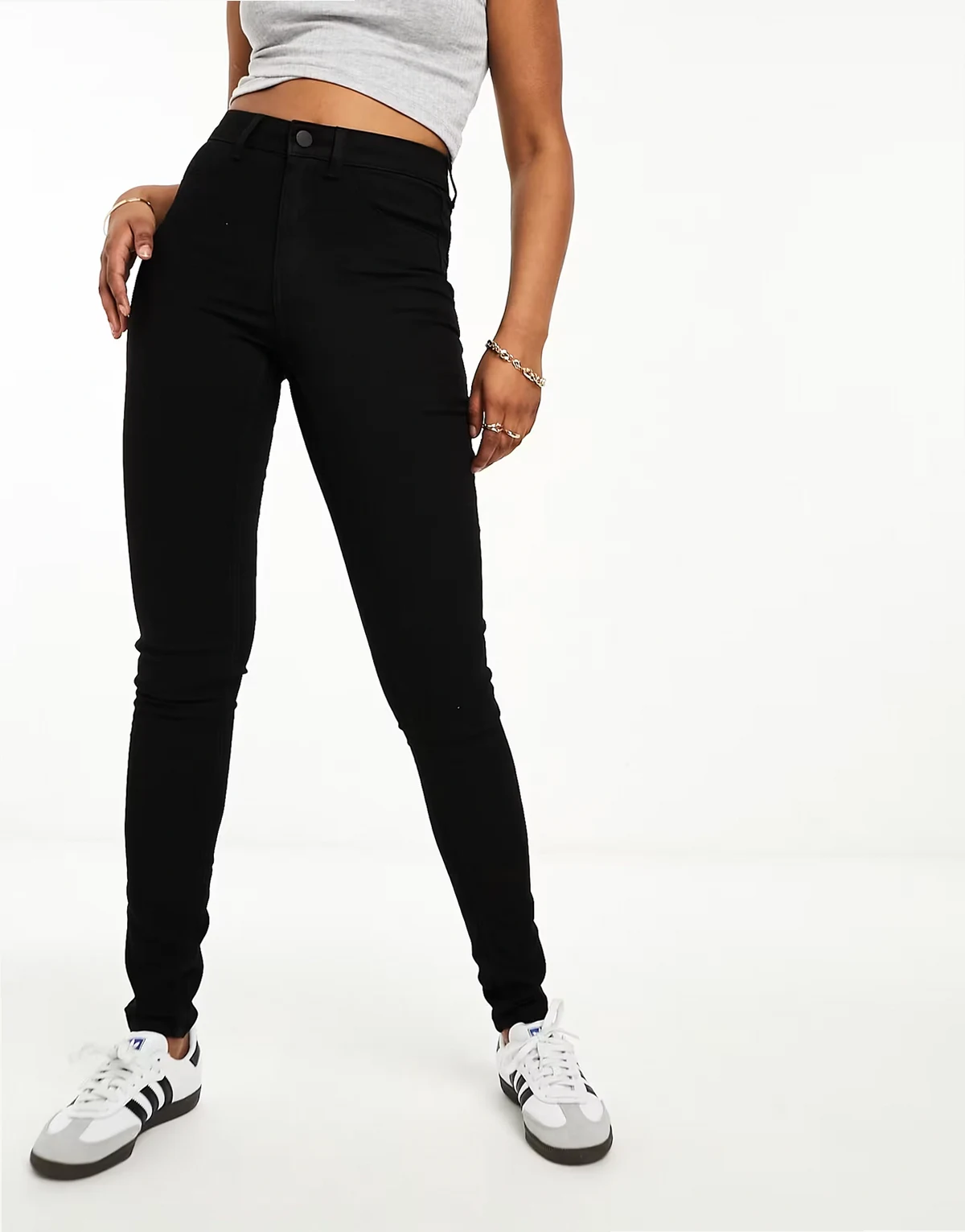 – Eng geschnittene Stretch-Denim-Jeans in Schwarz