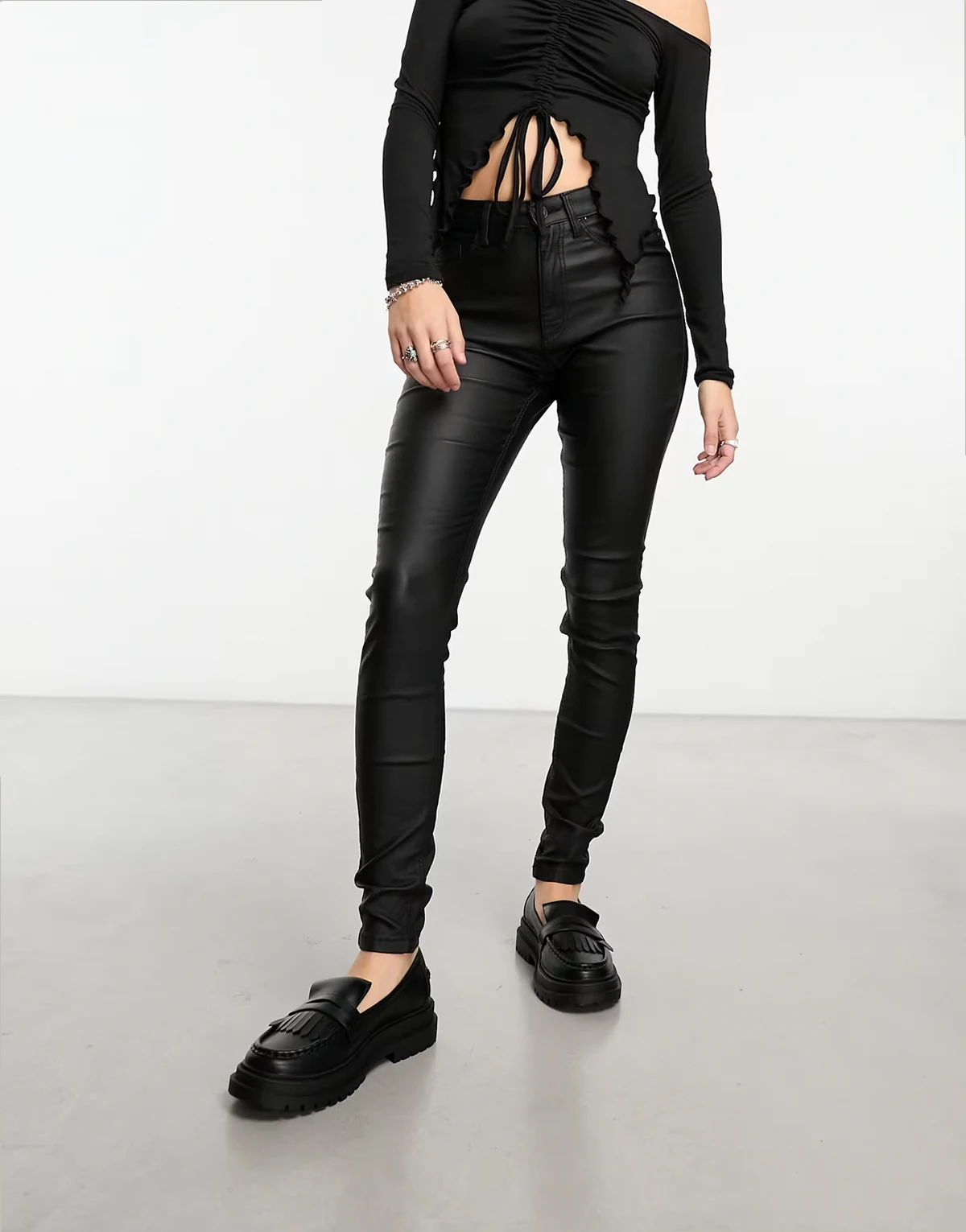 – Callie – Beschichtete Jeans mit engem Schnitt in Schwarz