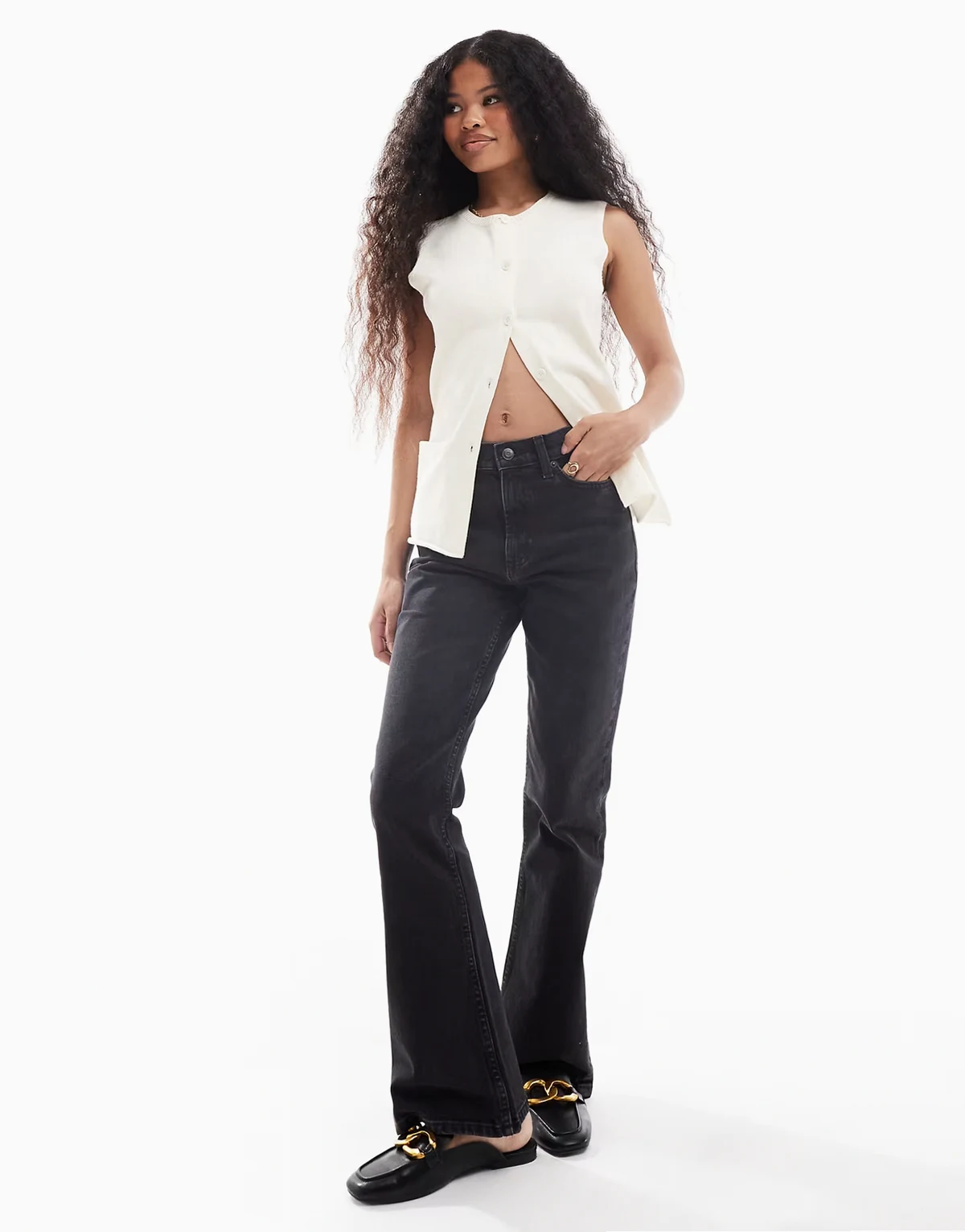 ASOS DESIGN Petite – Schlagjeans in verwaschenem Schwarz mit mittelhohem Bund