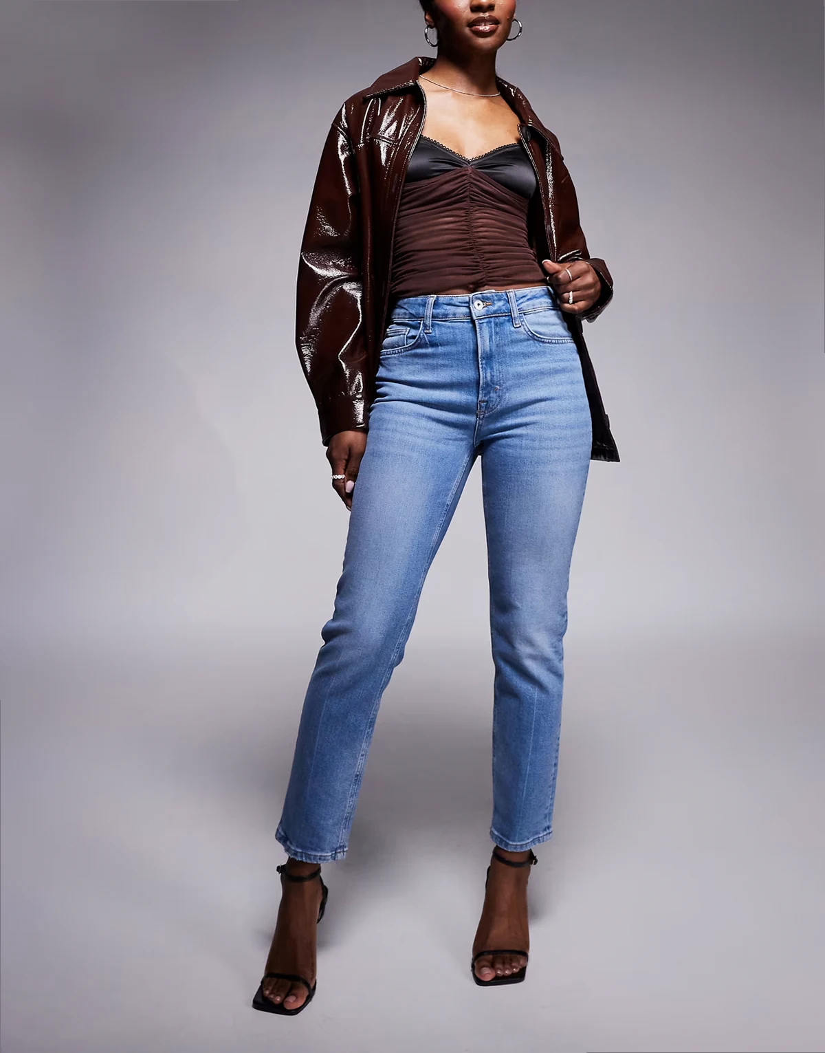 – Niebieskie dopasowane jeansy z denimu