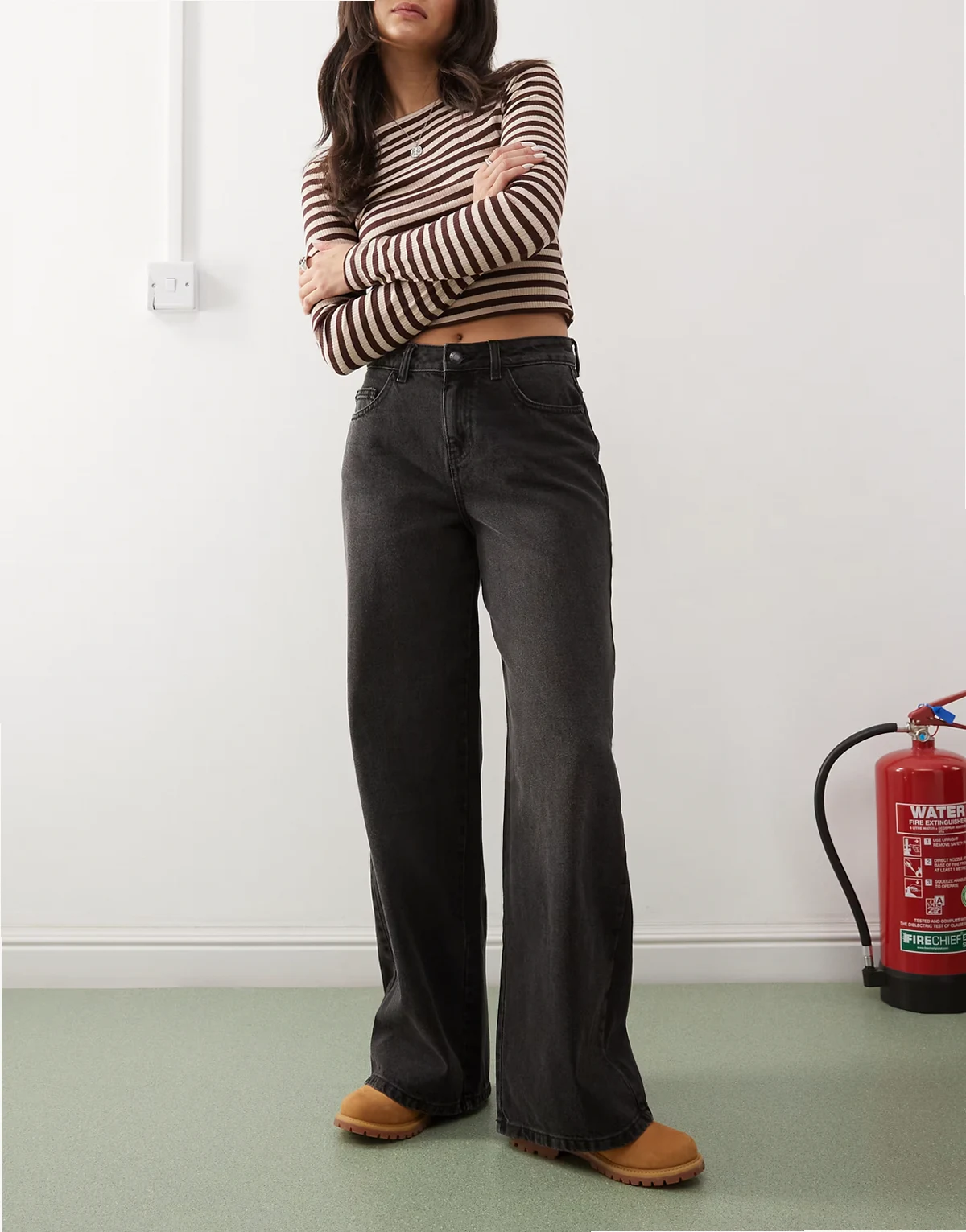 – Brandy – Locker geschnittene Jeans in verwaschenem Schwarz mit mittelhohem Bund