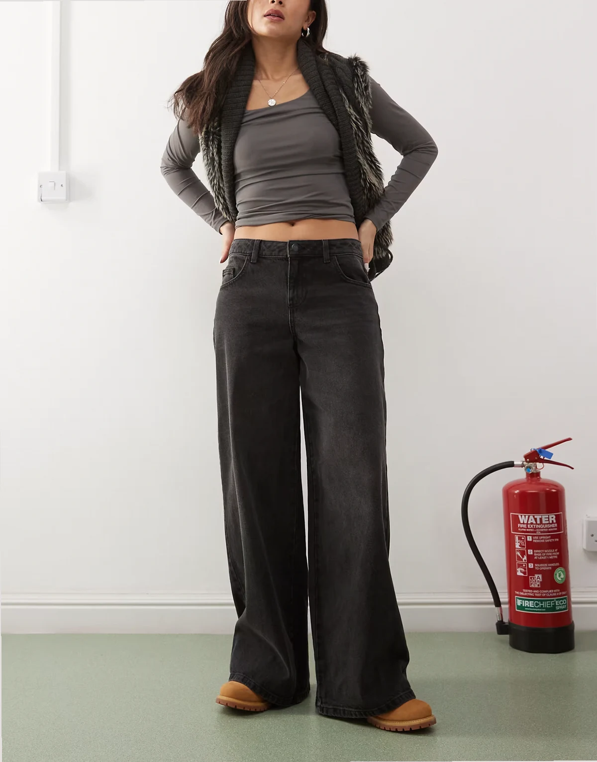 – Andy – Weite Jeans in verwaschenem Schwarz mit niedrigem Bund