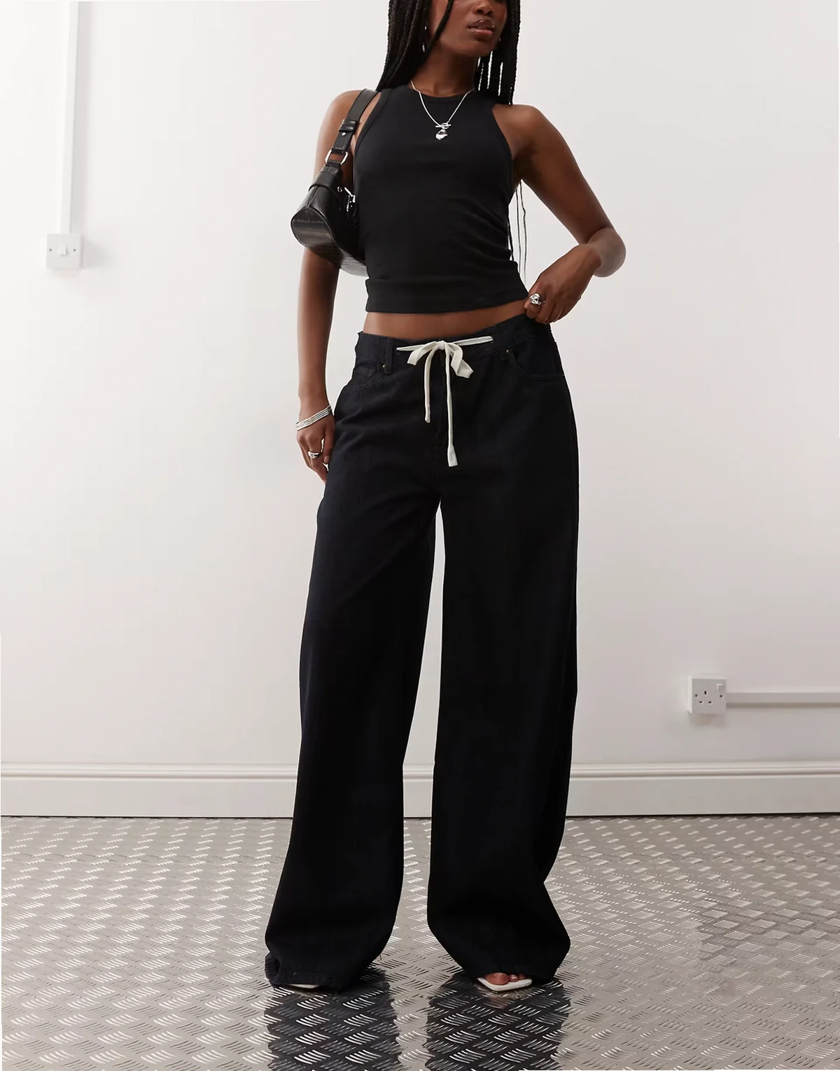 – Muse – Ciemnogranatowe jeansy z obniżonym stanem, szerokimi nogawkami i wiązaniem