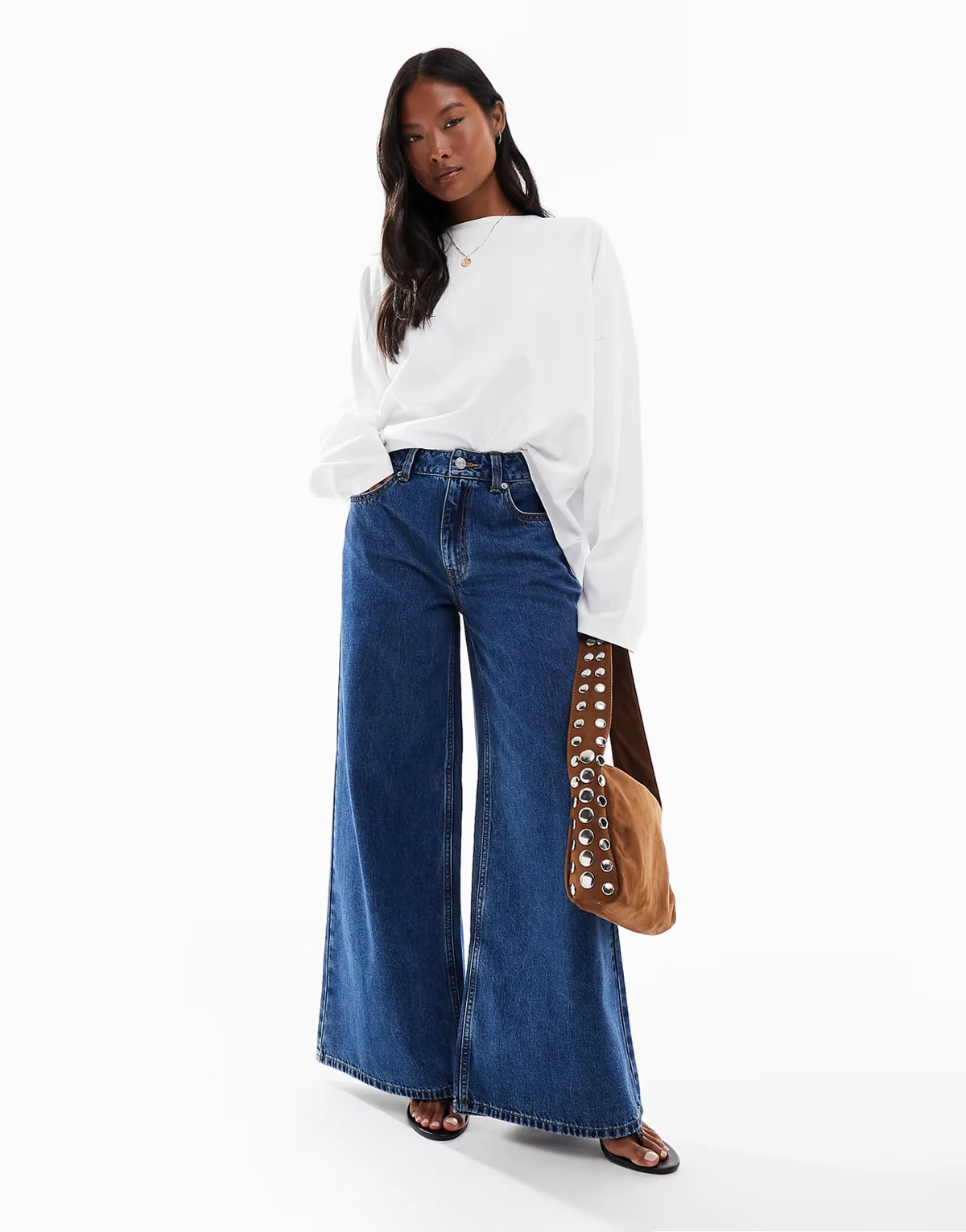 ASOS DESIGN Petite – Jeans in mittelblauer Waschung mit weitem Bein und hohem Bund