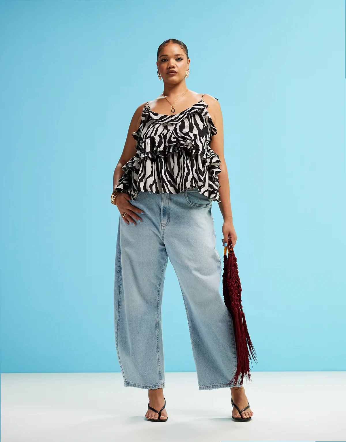 ASOS DESIGN Curve – Jasnoniebieskie dopasowane jeansy barrel z paskiem