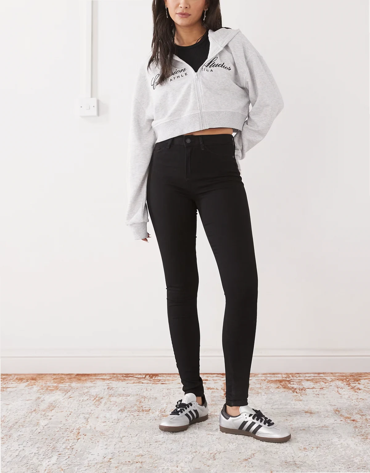 – Callie – Jeans mit engem Schnitt und hohem Bund in Schwarz