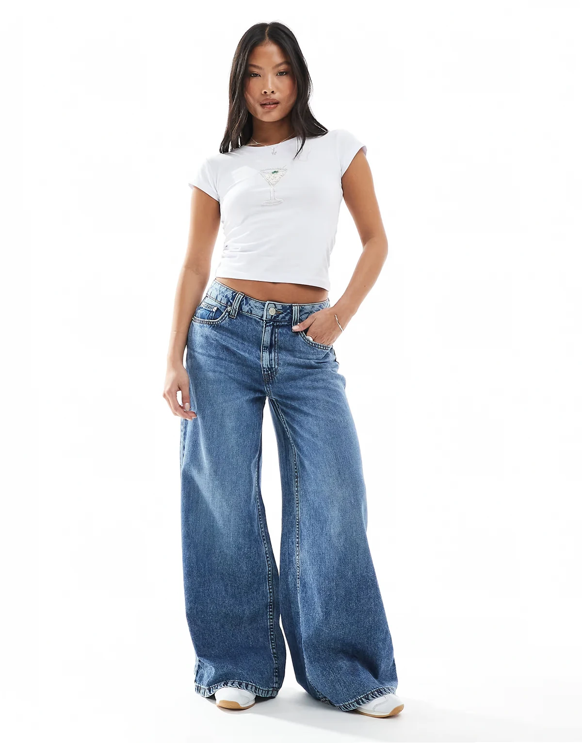 ASOS DESIGN Petite – Weit geschnittene Jeans in verwaschenem Mittelblau