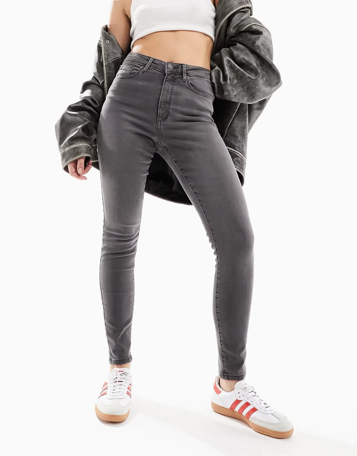 – Sophia – Eng geschnittene Jeans in verwaschenem Grau mit hohem Bund