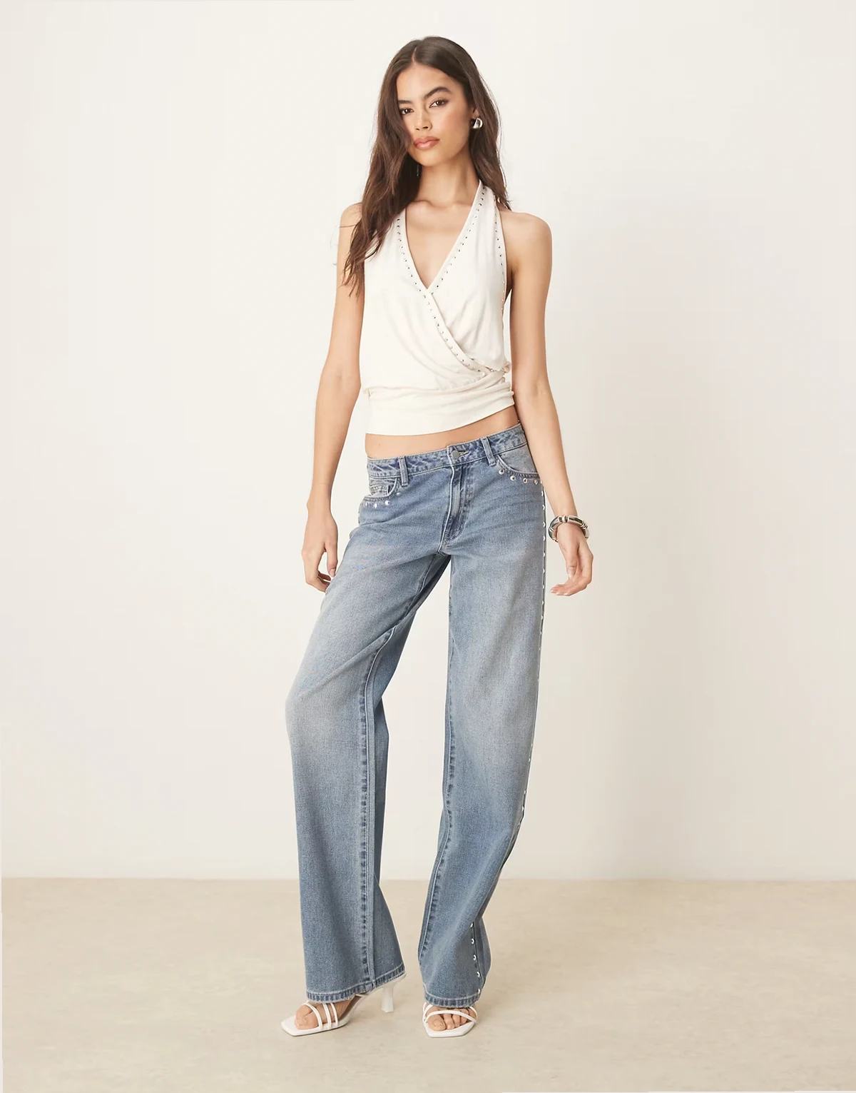 – Western-Jeans in hellblauer Waschung mit weitem Bein und Nietendetails