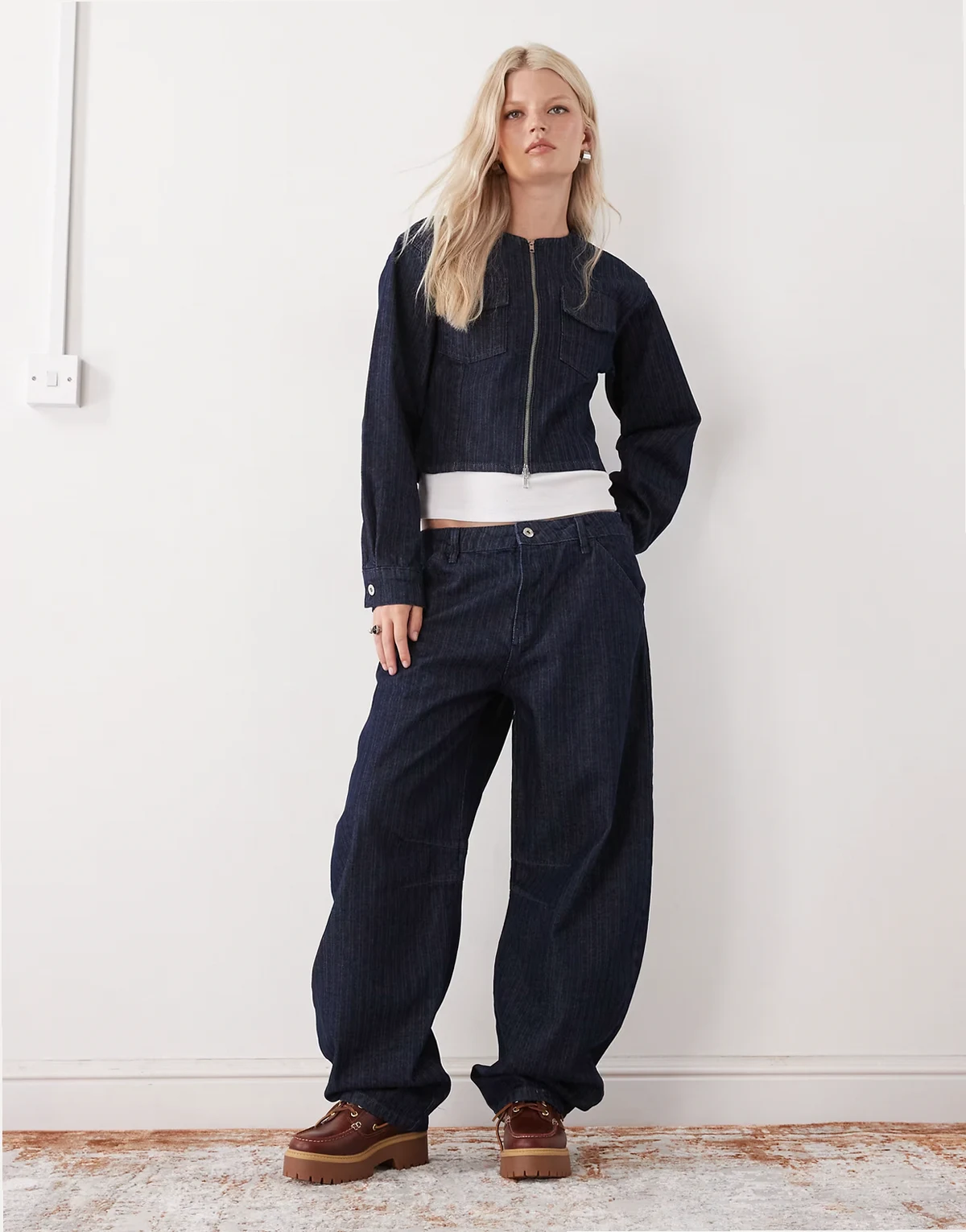 – Jeans in Blau mit Streifen, tiefem Bund und abgerundeter Beinform
