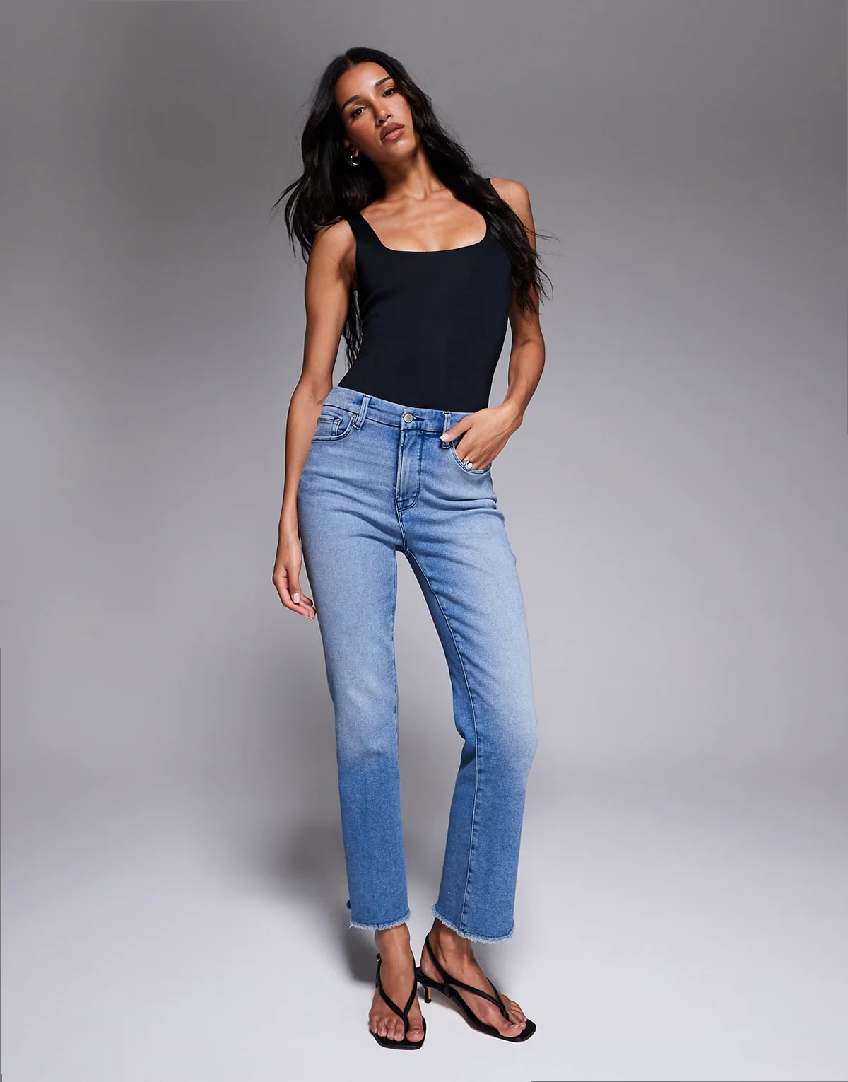 – Good Legs – Gerade Jeans in Mittelblau mit Schlitz und Taschen