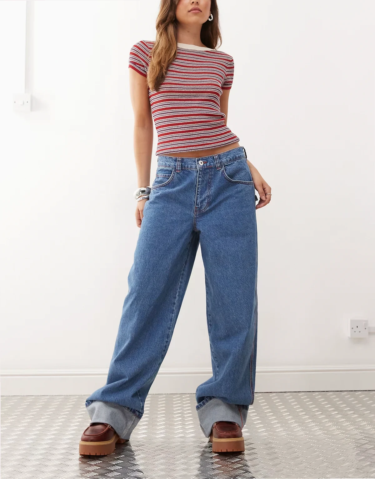 – X002 – Weite Jeans in mittlerer Waschung mit umgeschlagenem Saum und roter Naht