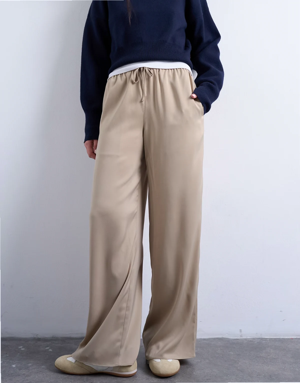 – Satinhose in Champagner mit Kordelzugbund und weitem Bein