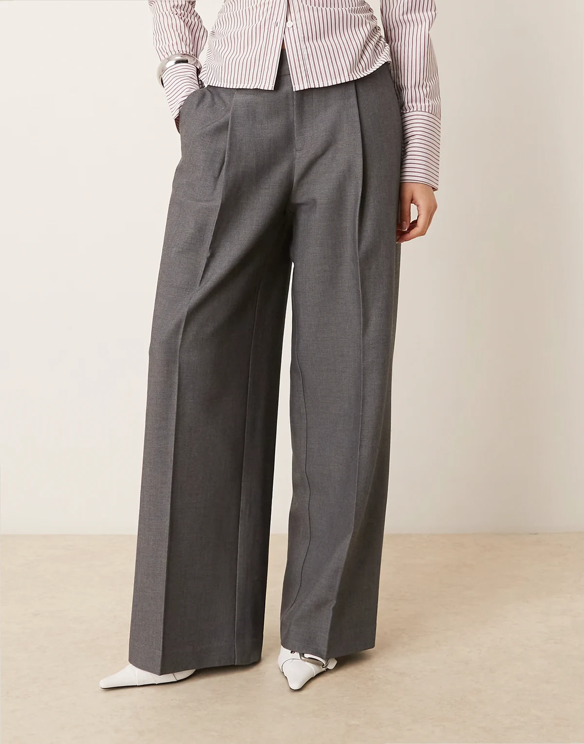 – Hose in Grau mit weitem Bein und Bundfalten